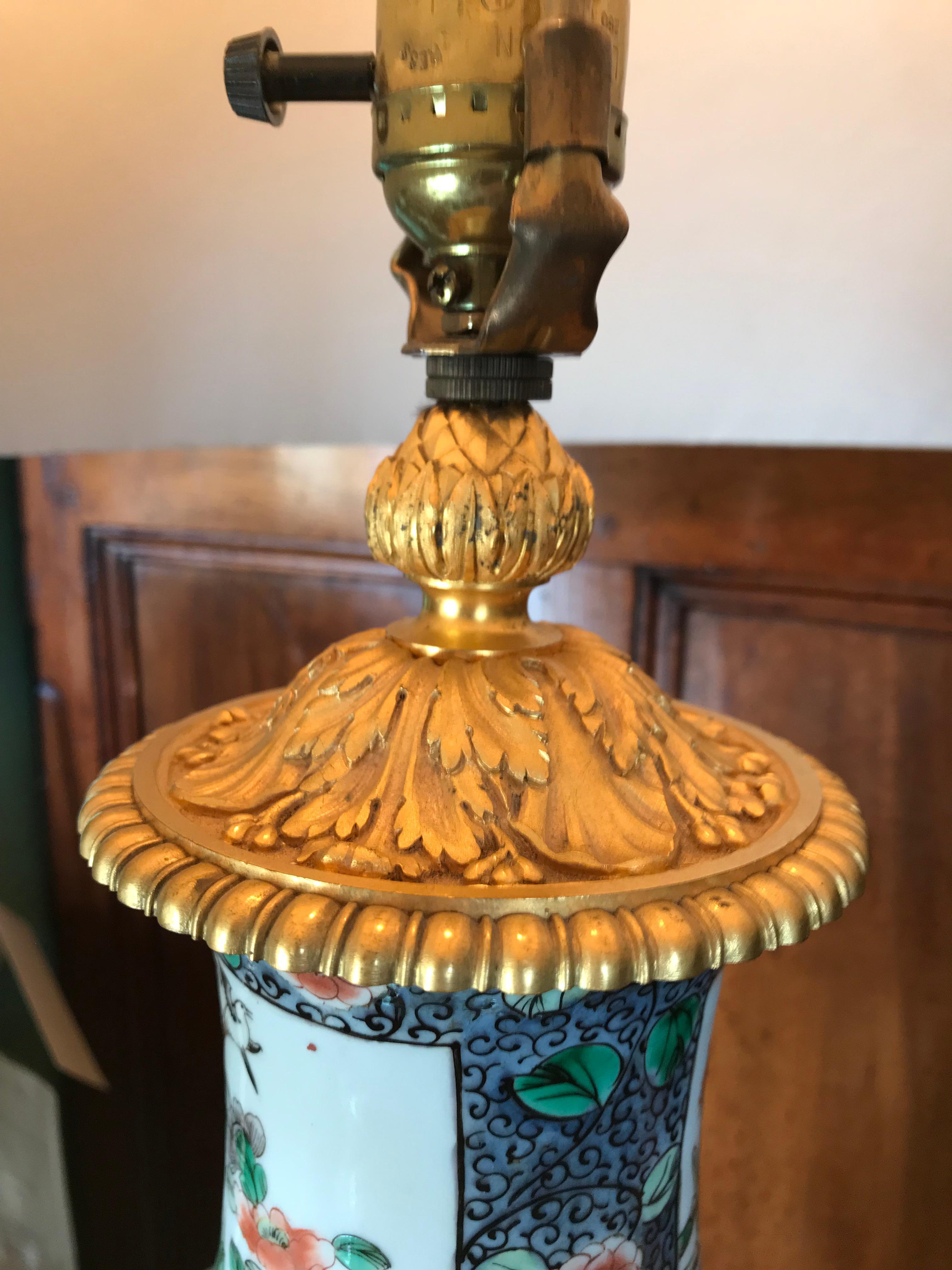 Chinois Élégant vase chinois Famille Rose et monture en bronze doré, lampe de table d'appoint ancienne en vente