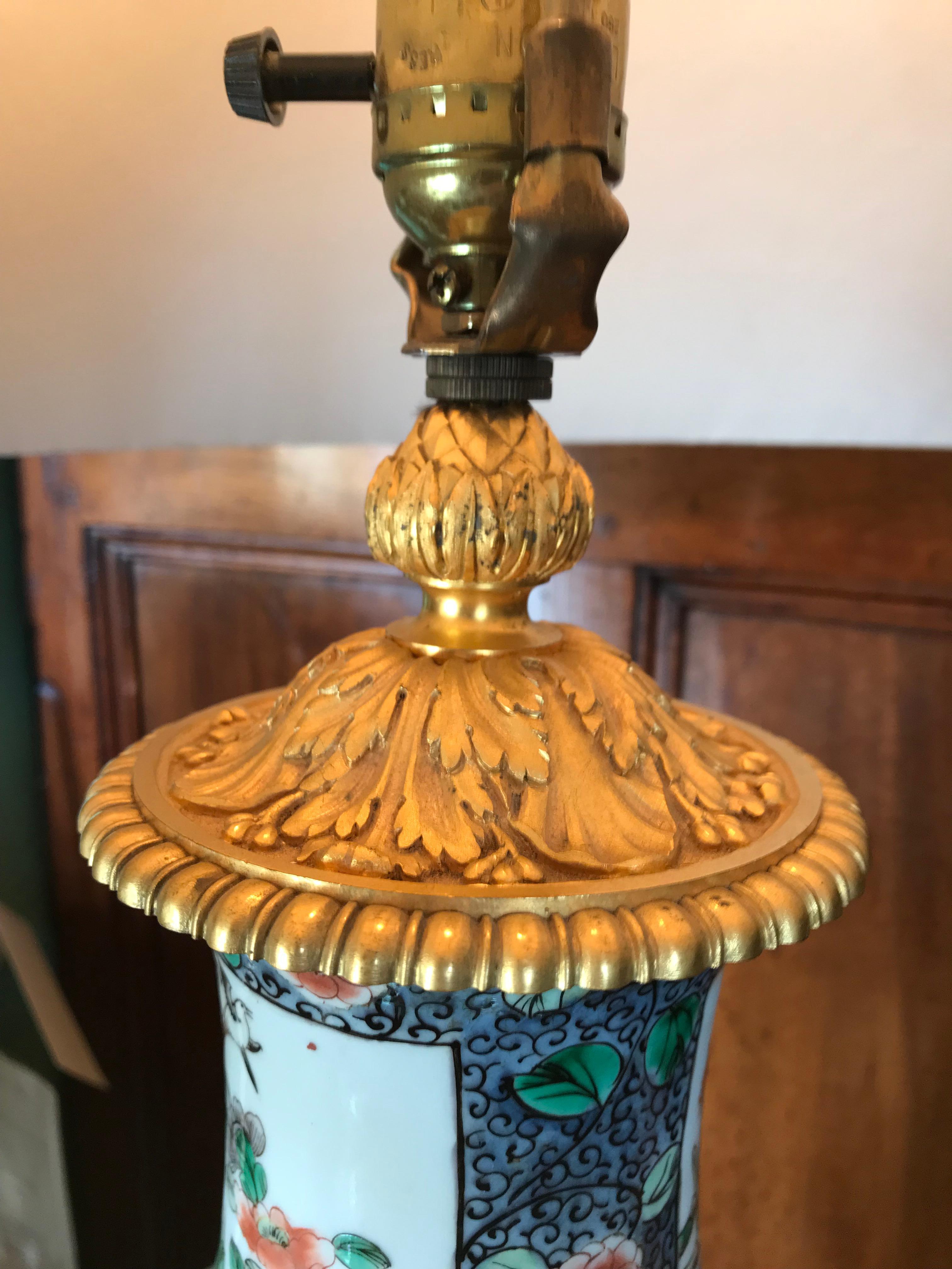 Elegante vaso cinese Famille Rose e montatura in bronzo dorato, lampada da tavolo laterale antica In condizioni buone in vendita a West Hollywood, CA