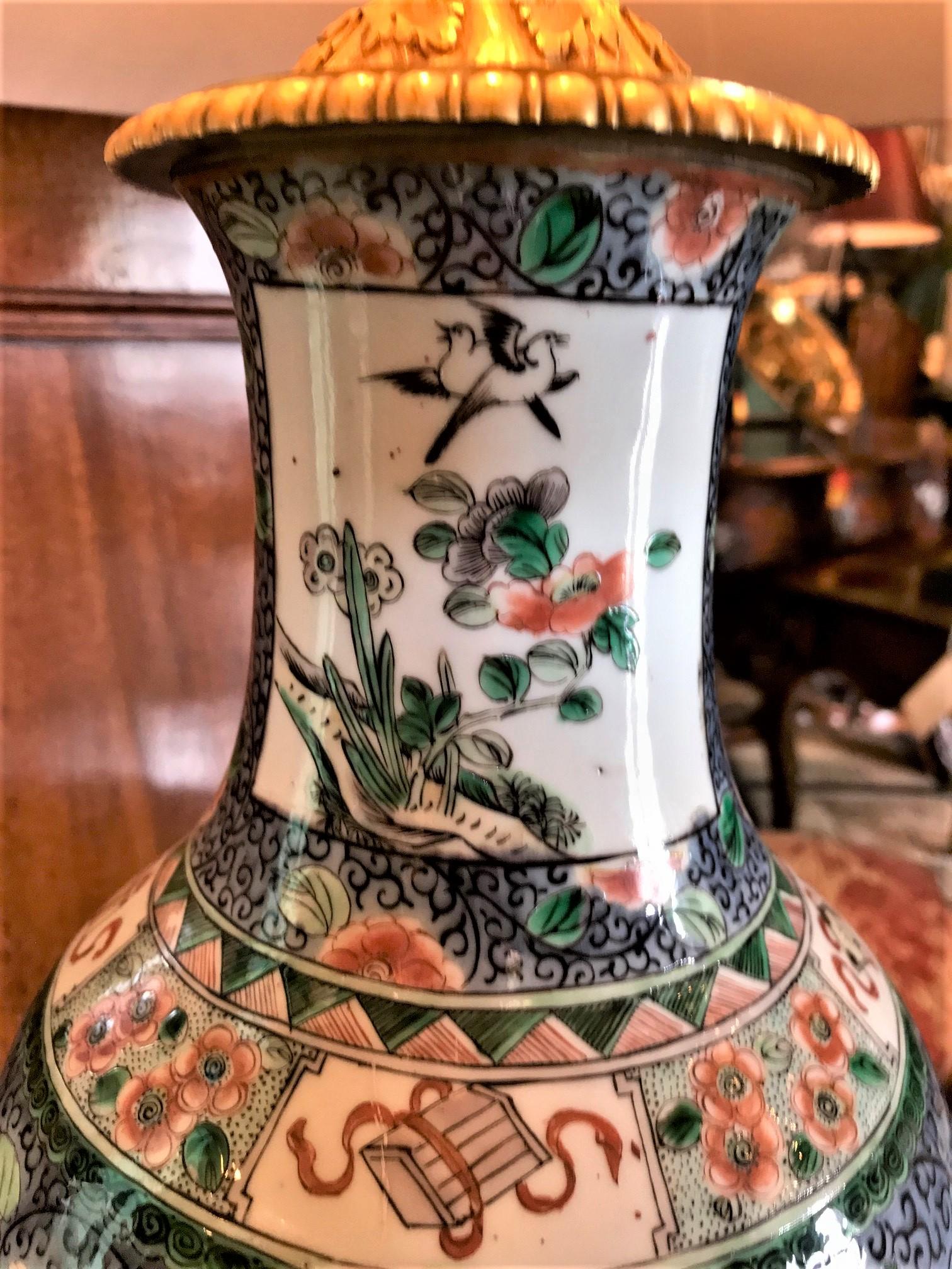 XIX secolo Elegante vaso cinese Famille Rose e montatura in bronzo dorato, lampada da tavolo laterale antica in vendita