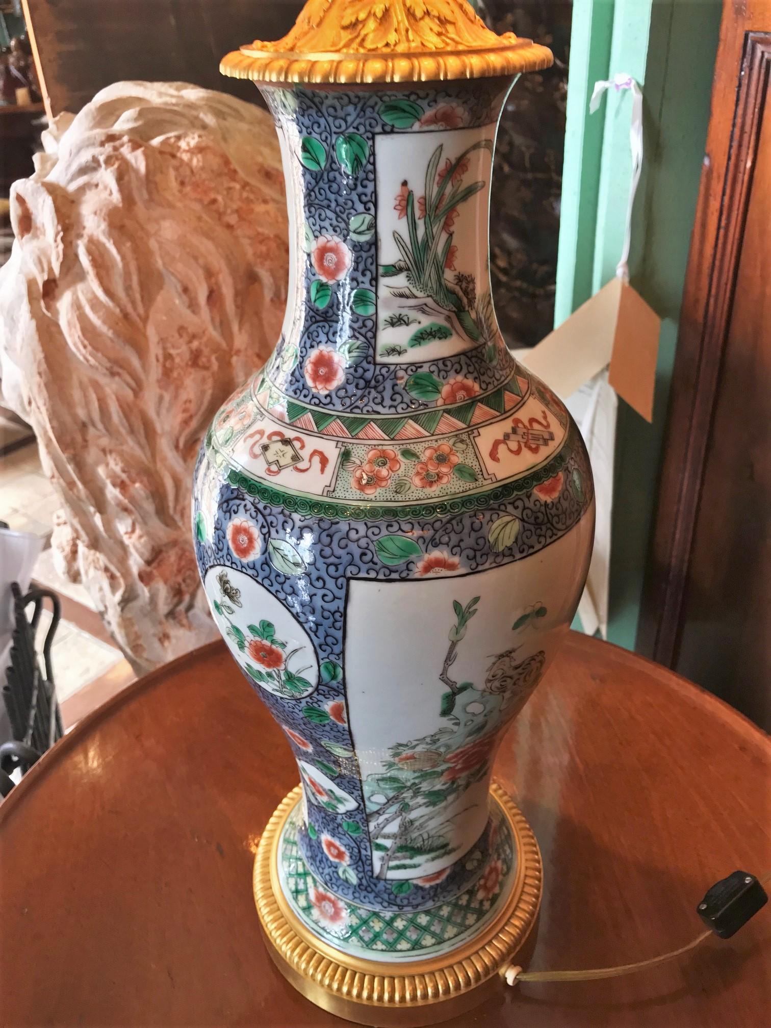 Bronzo Elegante vaso cinese Famille Rose e montatura in bronzo dorato, lampada da tavolo laterale antica in vendita