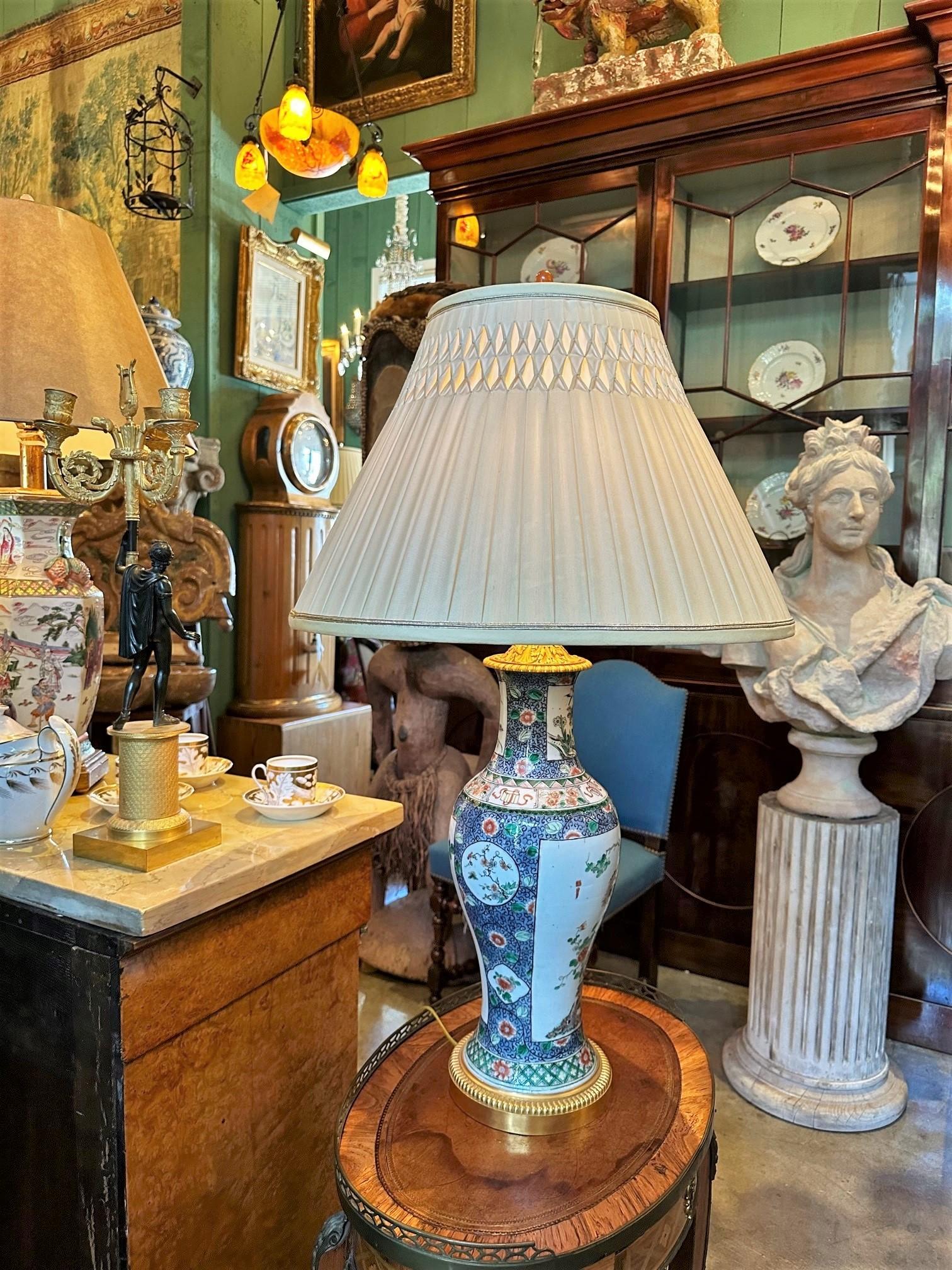 Elegant Chinese Famille Rose Vase and Gilt Bronze Mount, Side Table Lamp antique For Sale 3