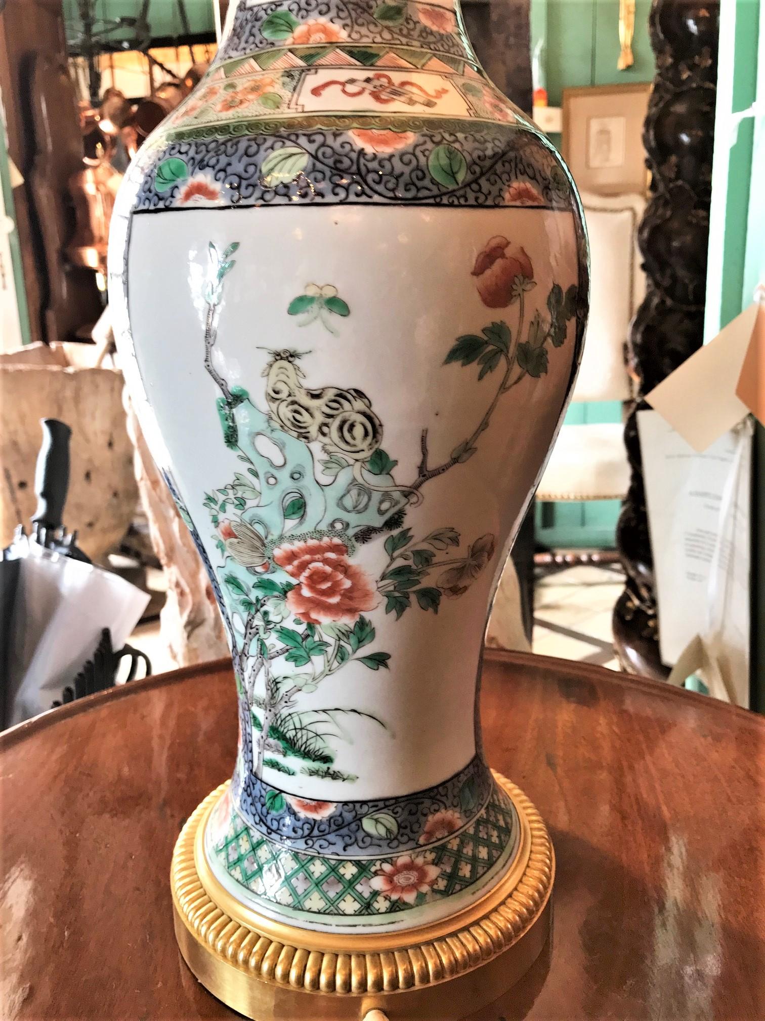 Elegante vaso cinese Famille Rose e montatura in bronzo dorato, lampada da tavolo laterale antica in vendita 1