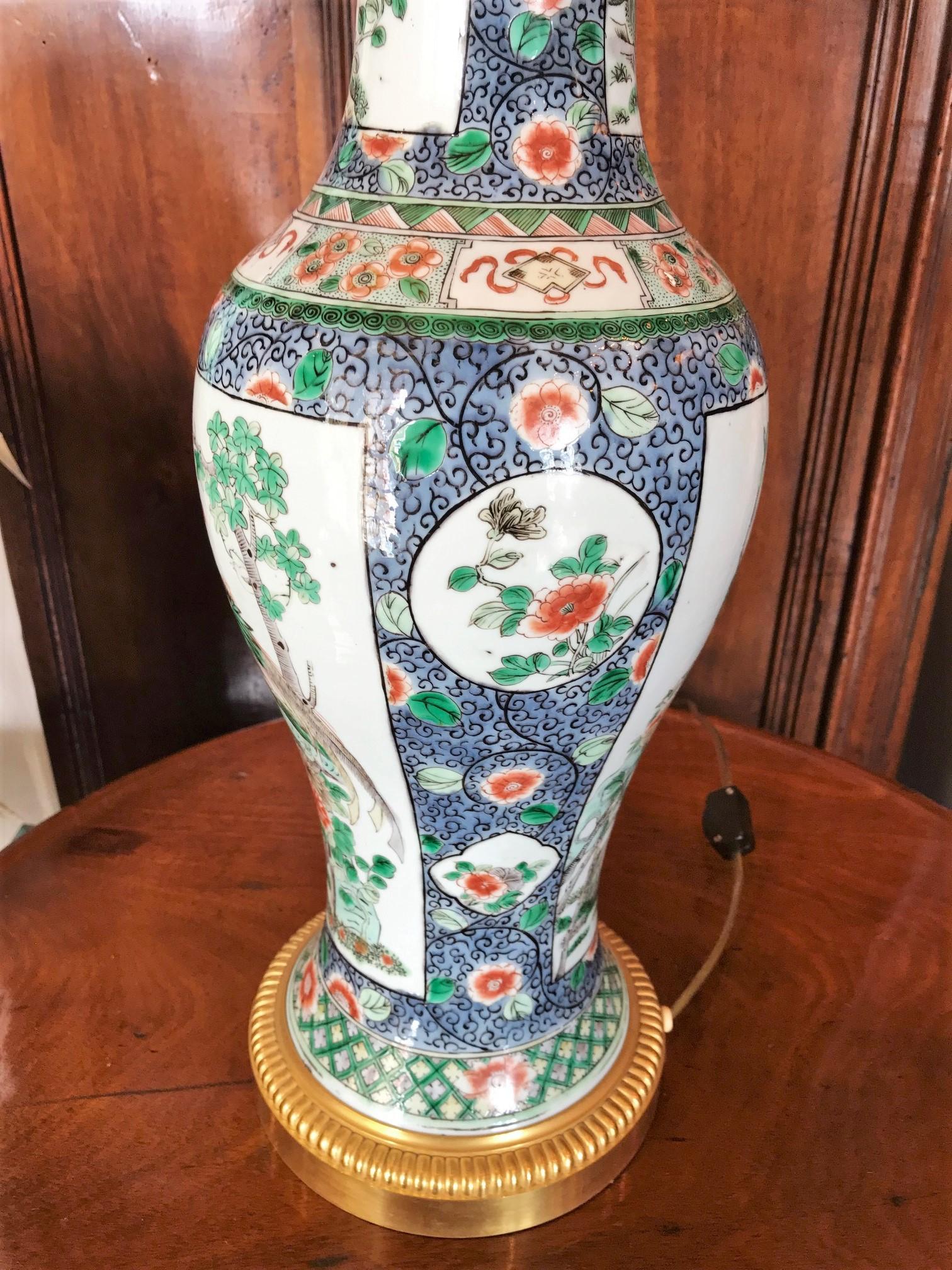 Elegante vaso cinese Famille Rose e montatura in bronzo dorato, lampada da tavolo laterale antica in vendita 2