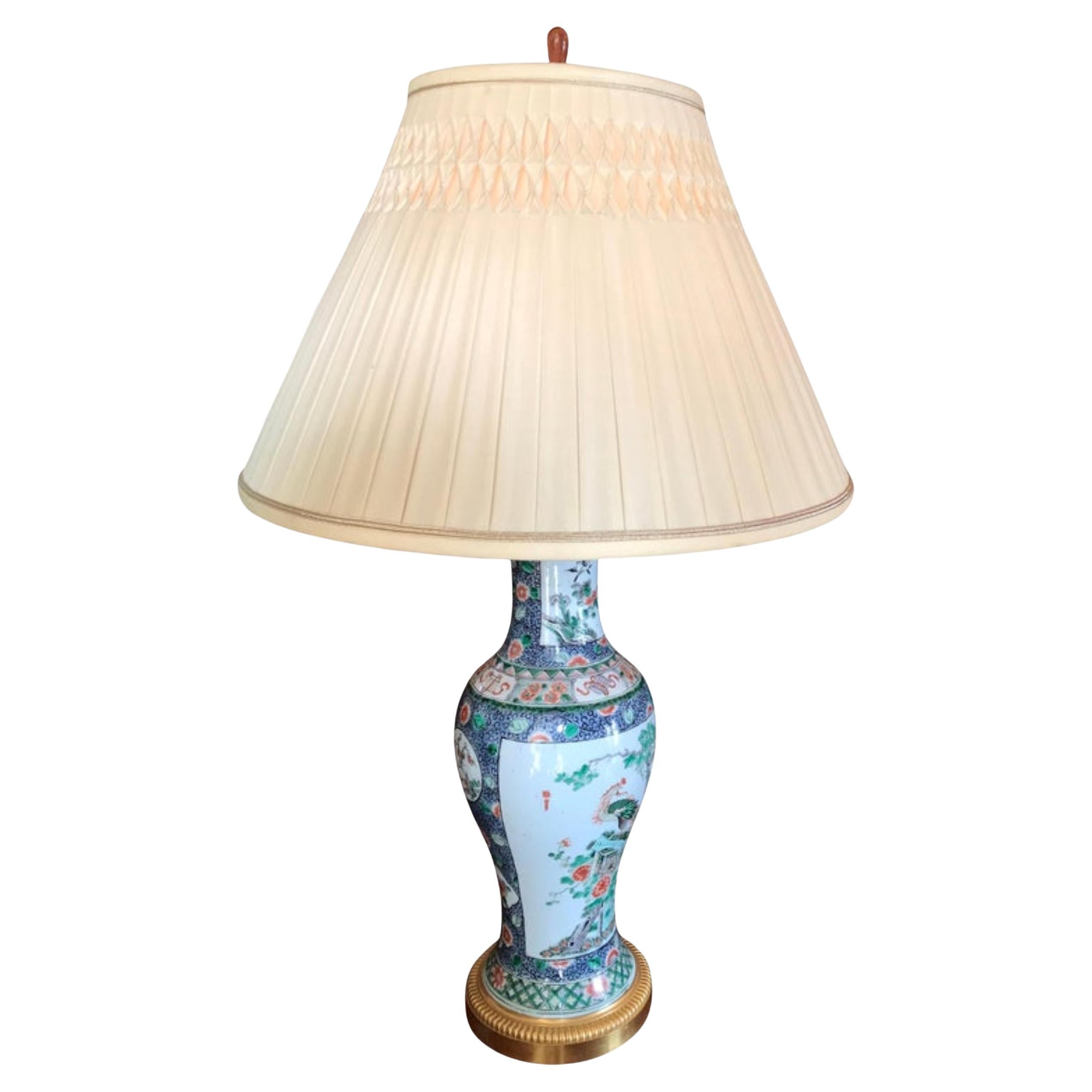 Elegante vaso cinese Famille Rose e montatura in bronzo dorato, lampada da tavolo laterale antica