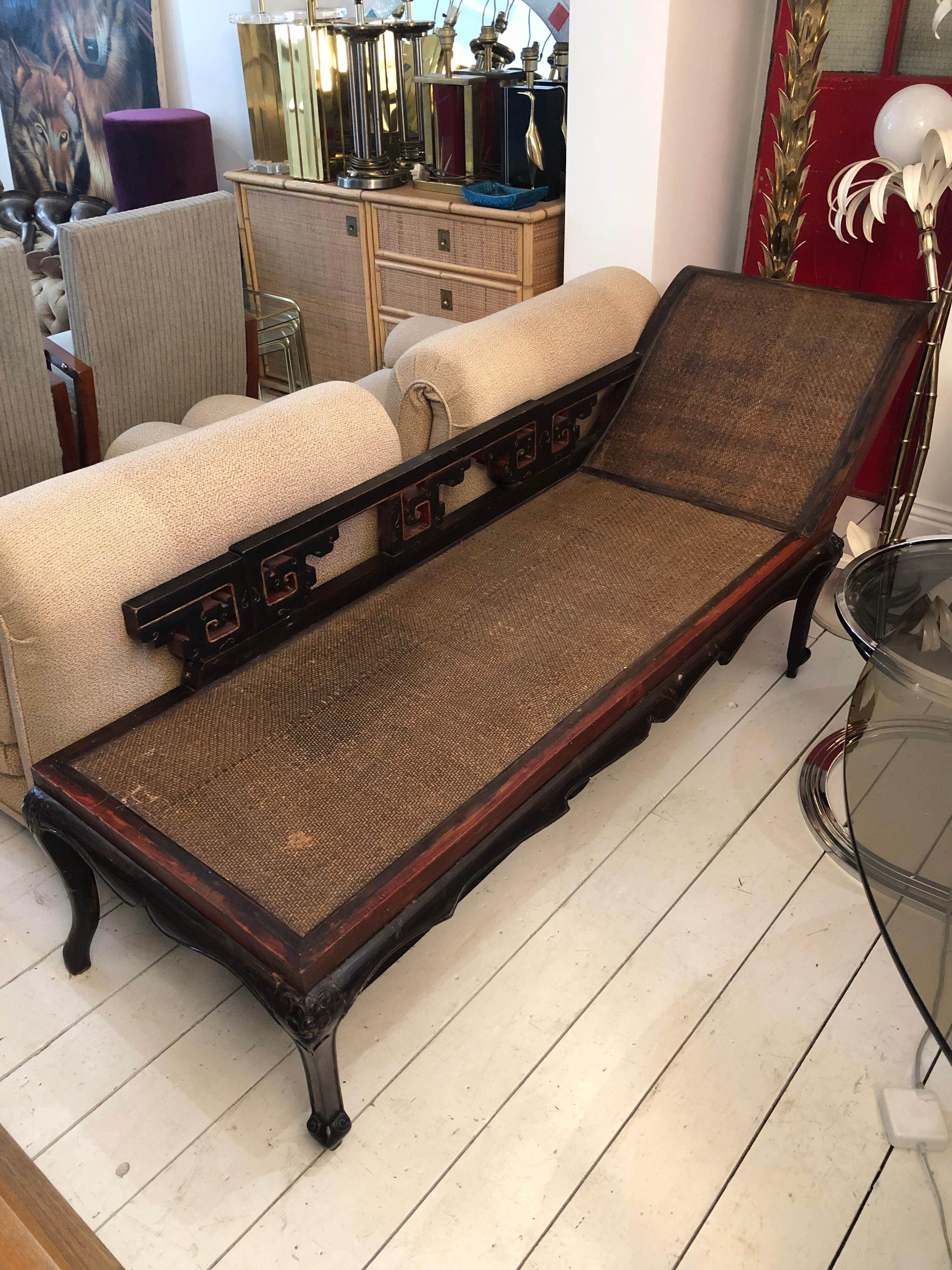 Elegant Chinese Hardwood And Rattan Antique Daybed Boho Hollywood Regency In Good Condition For Sale In London, GB