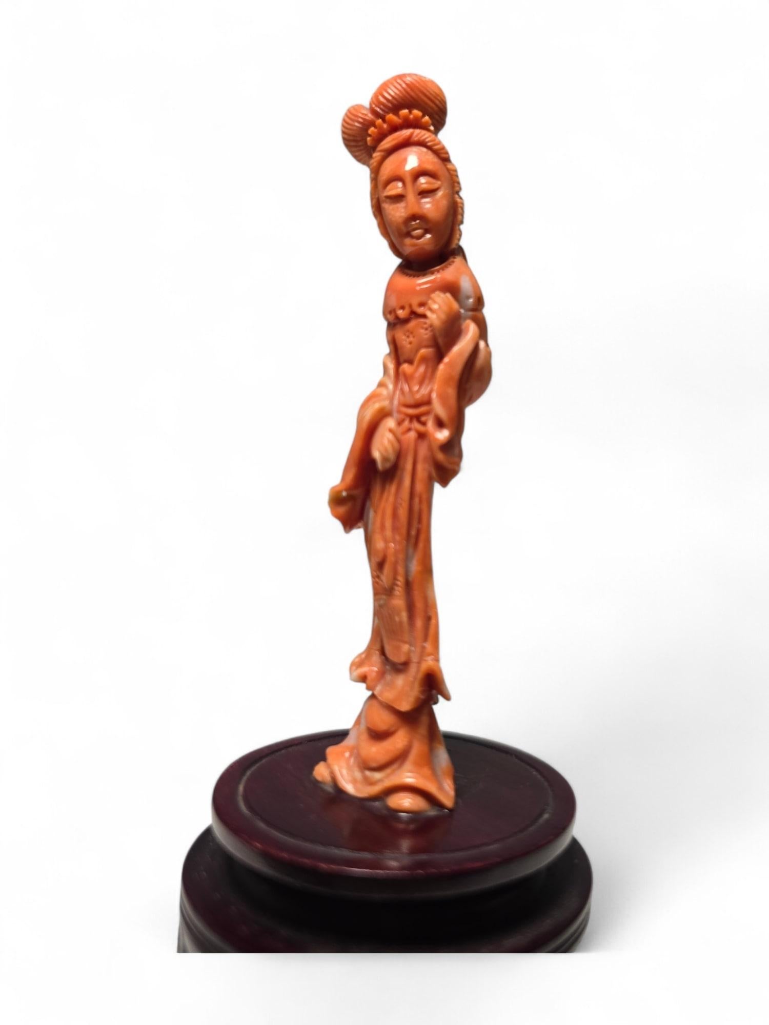 Early 20th Century Elegant Chinese Lady Sculpture in Red Coral For Sale