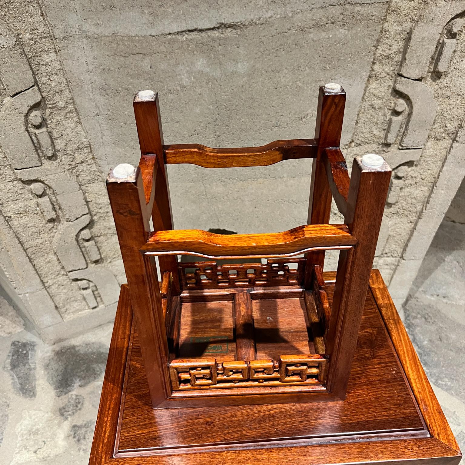 Ensemble de quatre tables gigognes chinoises élégantes en bois sculpté en vente 3