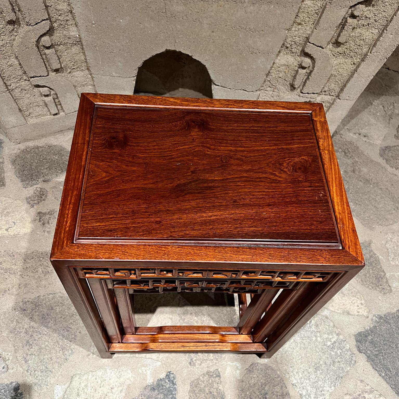 Ensemble de quatre tables gigognes chinoises élégantes en bois sculpté en vente 4