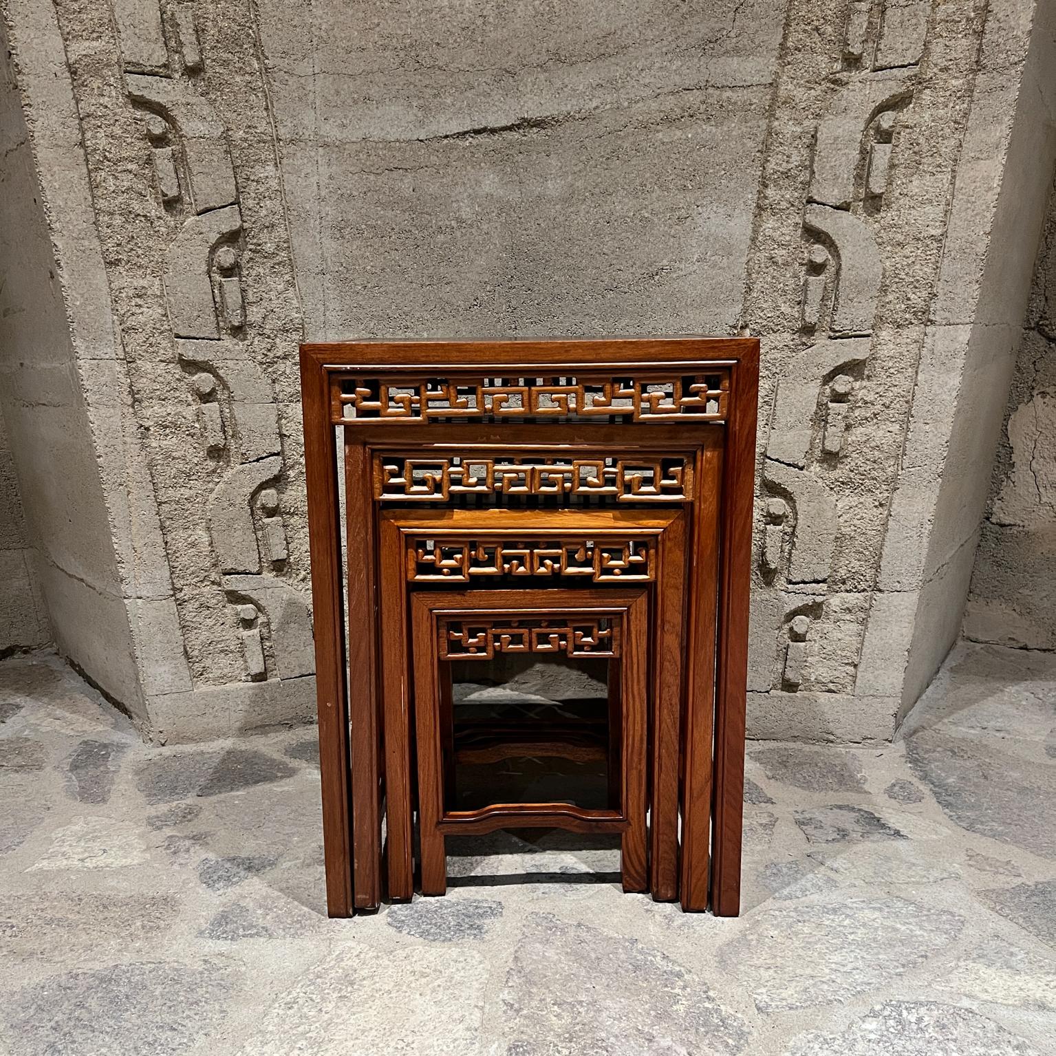 AMBIANIC présente
Tables gigognes chinoises en bois sculpté 4 tables
1) 25,75 h x 19 l x 14 p 2) 22,25 h x 16,25 l x 12,25  
3) 18,5 h x 13,5 l x 10,5 4) 15 h x 10,75 l x 8,75 d
Original preowned vintage
Se référer aux images fournies