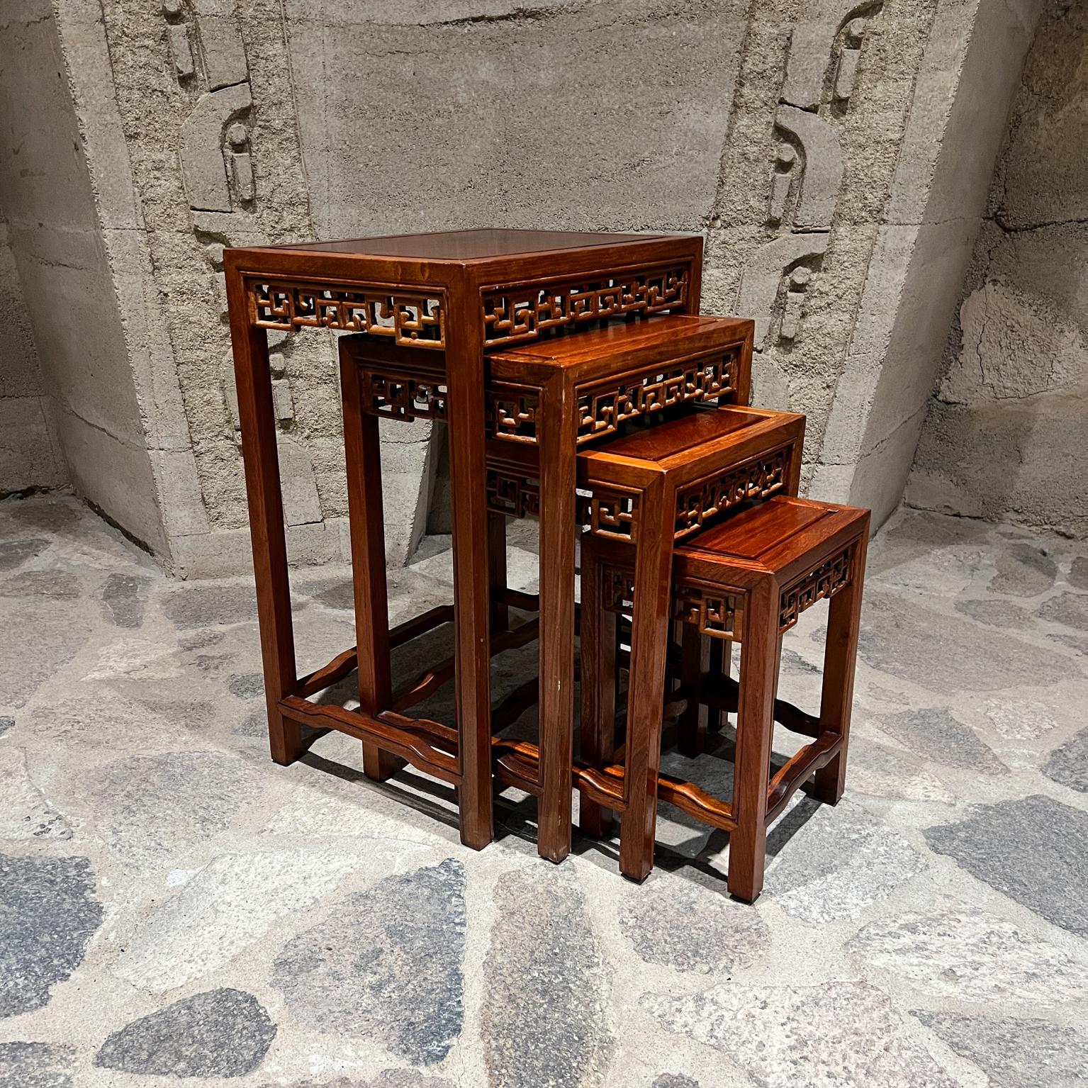 Ensemble de quatre tables gigognes chinoises élégantes en bois sculpté Bon état - En vente à Chula Vista, CA