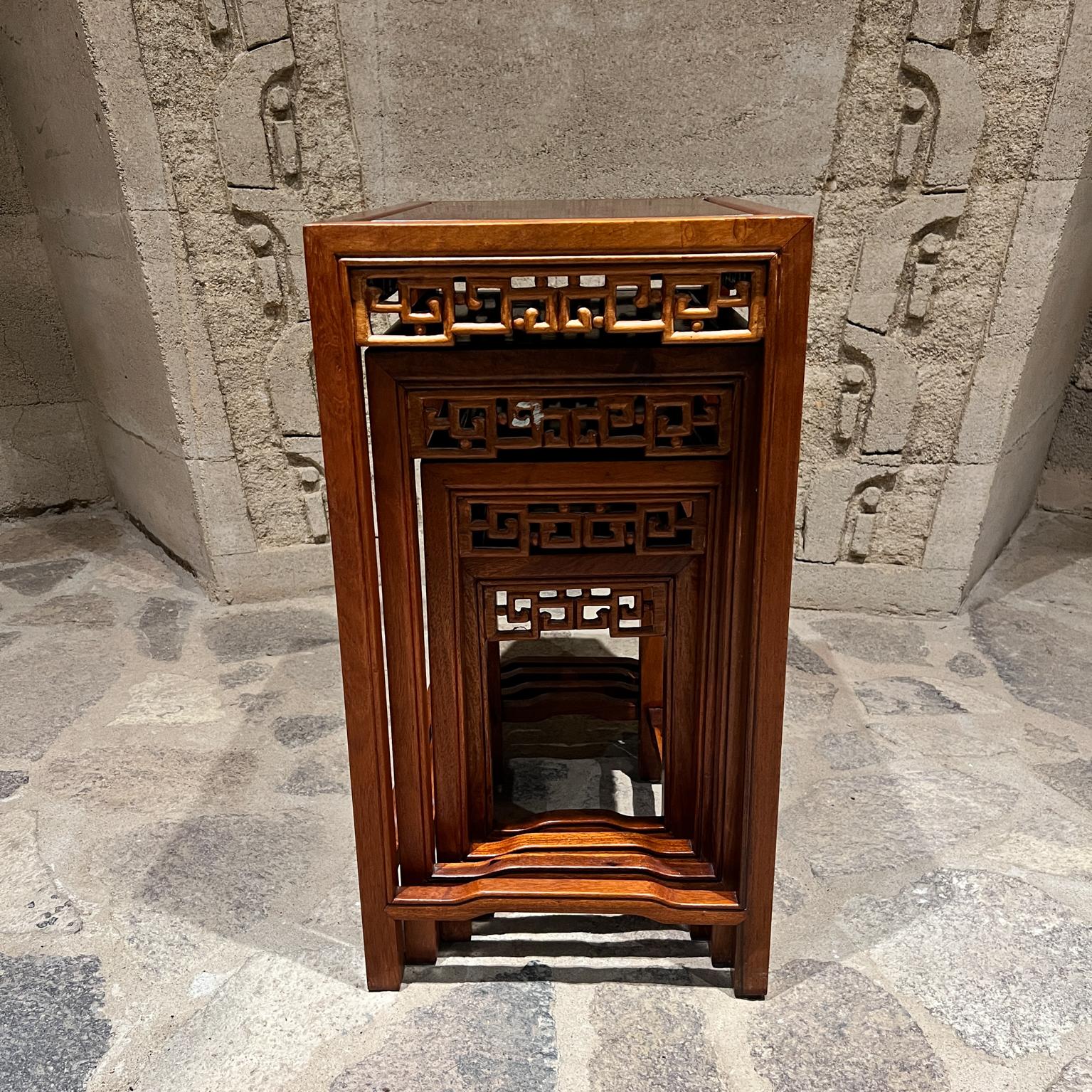 20ième siècle Ensemble de quatre tables gigognes chinoises élégantes en bois sculpté en vente