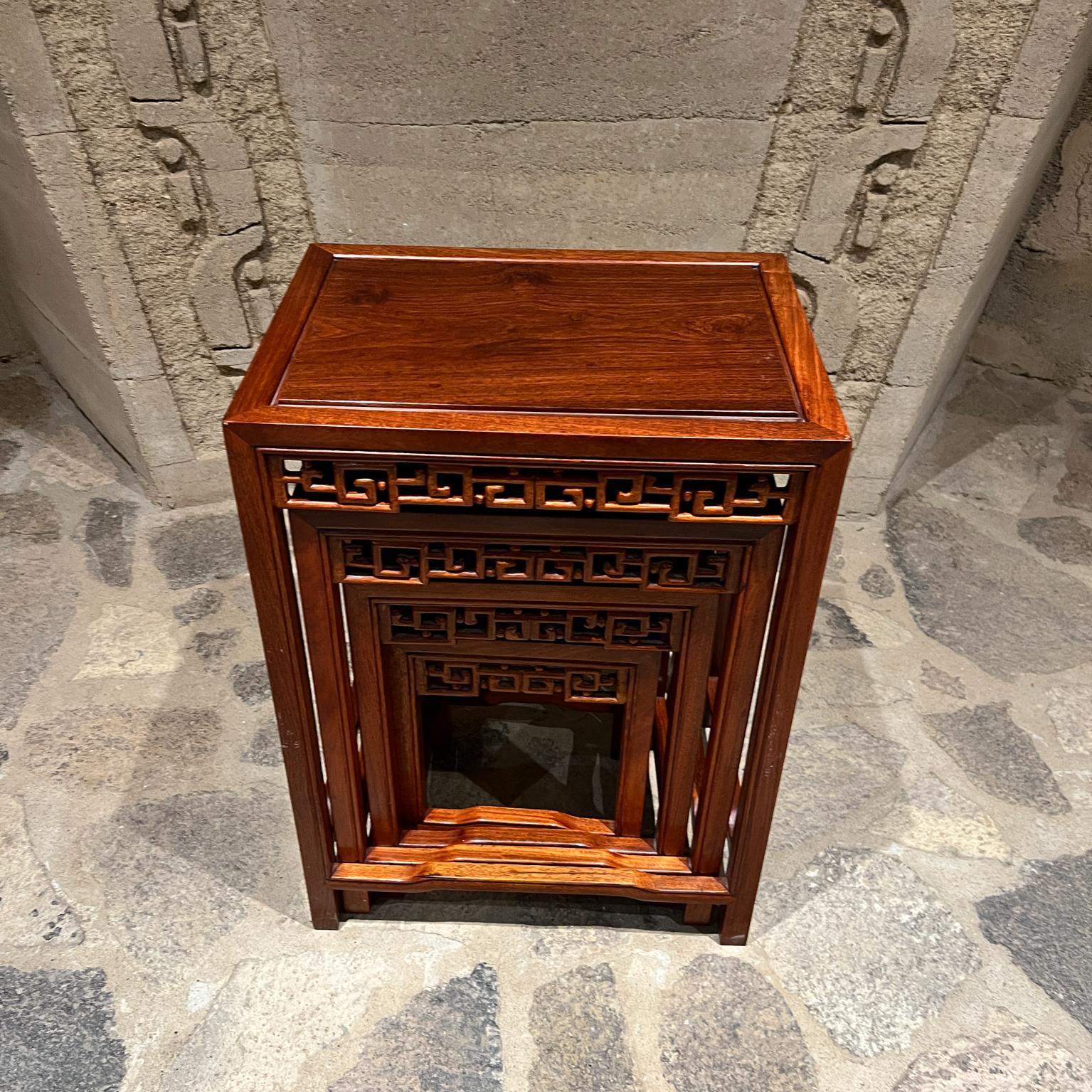 Ensemble de quatre tables gigognes chinoises élégantes en bois sculpté en vente 1
