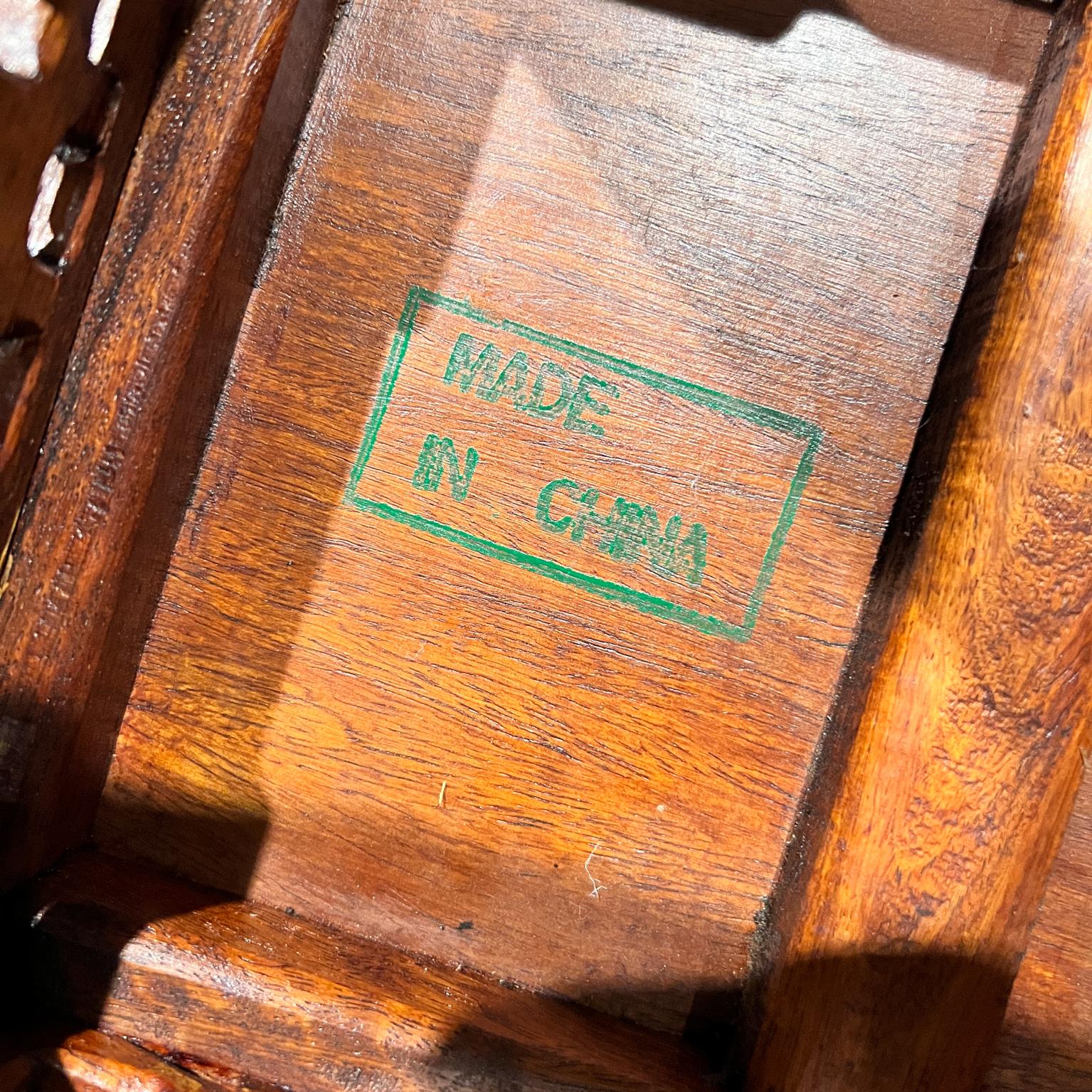 Ensemble de quatre tables gigognes chinoises élégantes en bois sculpté en vente 2