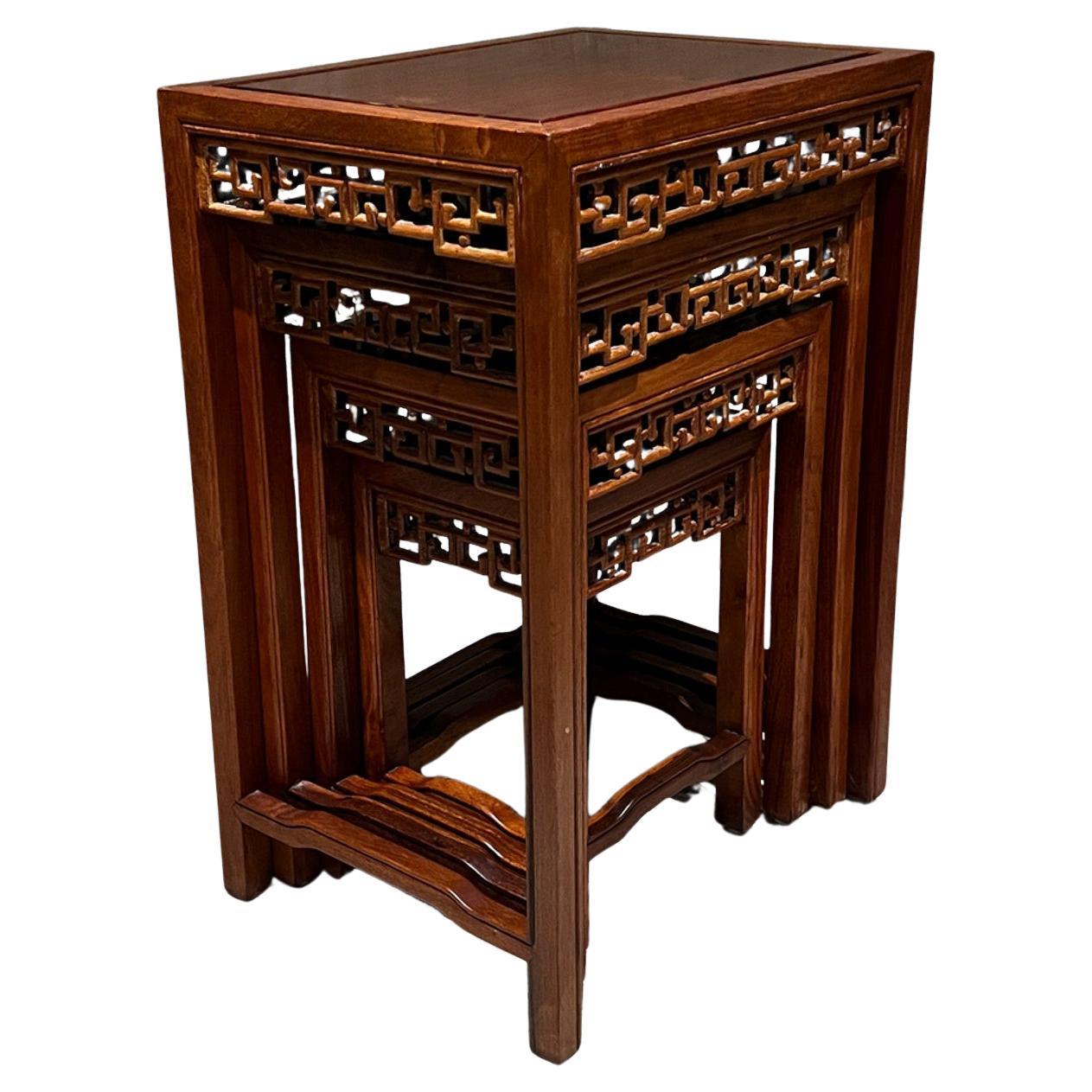 Ensemble de quatre tables gigognes chinoises élégantes en bois sculpté en vente