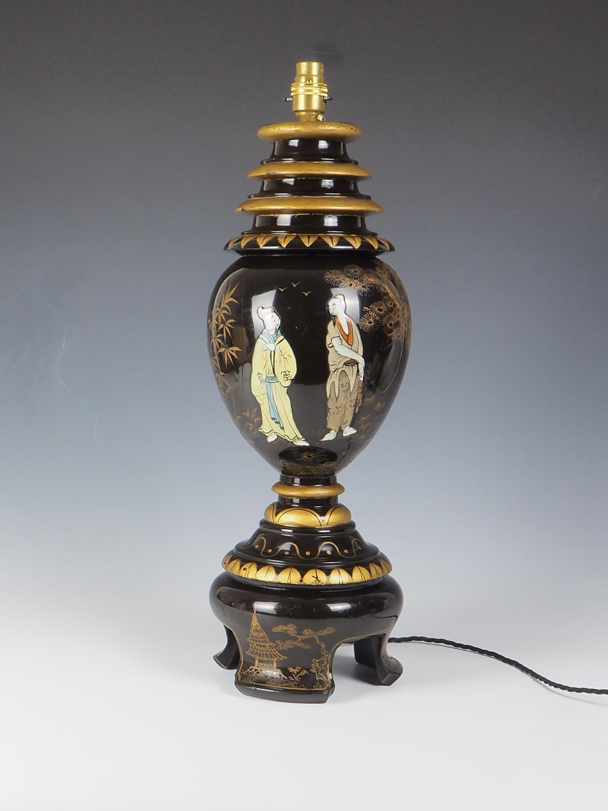 Elegant Chinoiserie Antique Table Lamp. Cette lampe exquise présente un mélange parfait d'élégance intemporelle et de design Chinoiserie complexe. Fabriqué avec une attention méticuleuse aux détails, il allie sans effort le charme à une touche de