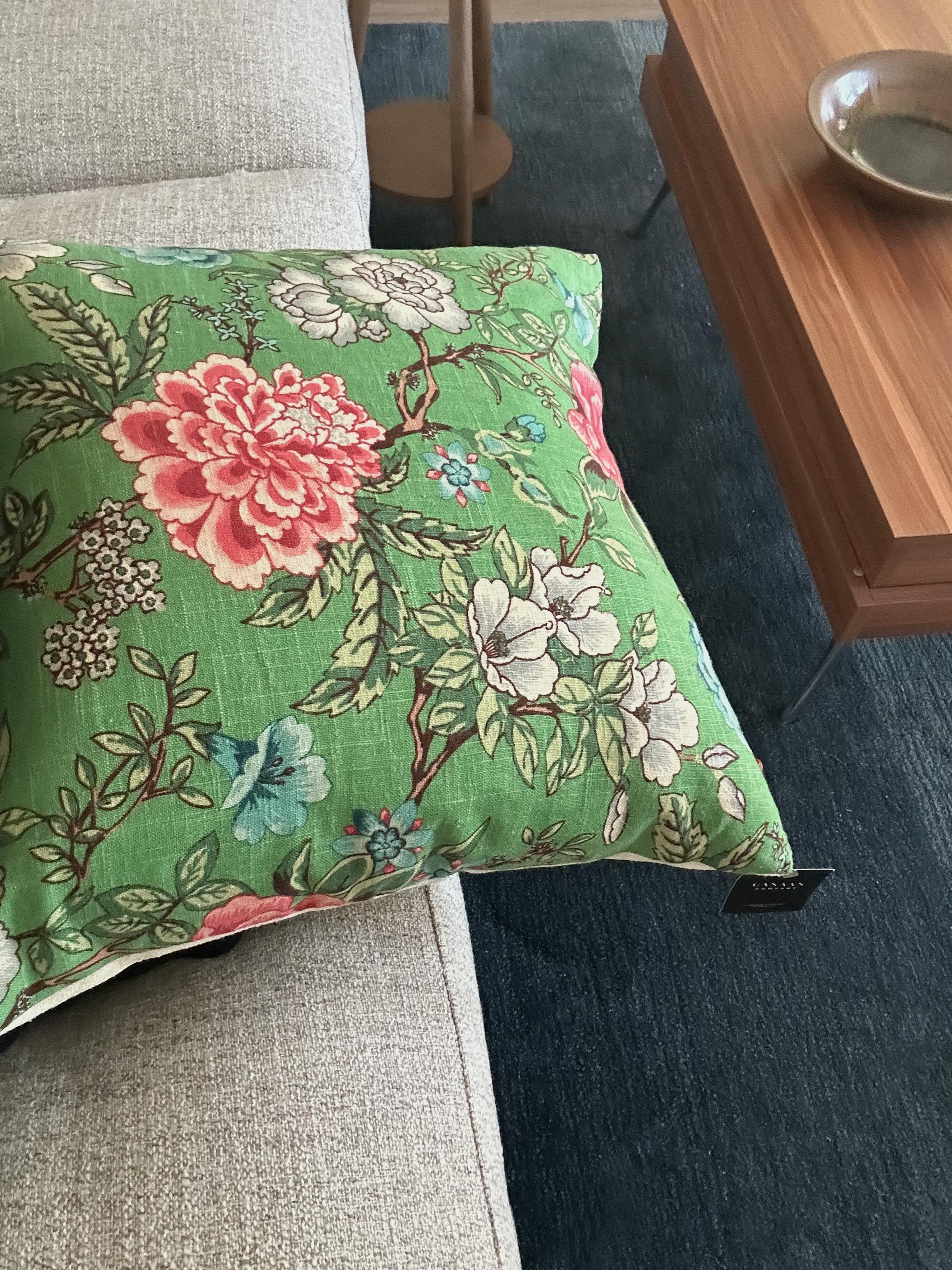 Coppia di cuscini floreali di Canaan and Company. 
Progettato per catturare la bellezza dell'arte tradizionale della cineseria, il cuscino d'accento 20x20 pollici presenta un motivo floreale su un ricco sfondo verde, perfetto per aggiungere un tocco