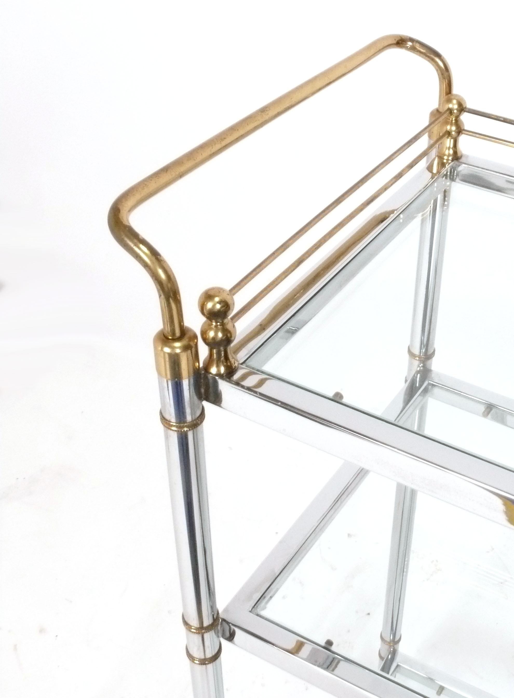 Hollywood Regency Élégant chariot de bar en chrome et laiton à la manière de la Maison Jansen en vente