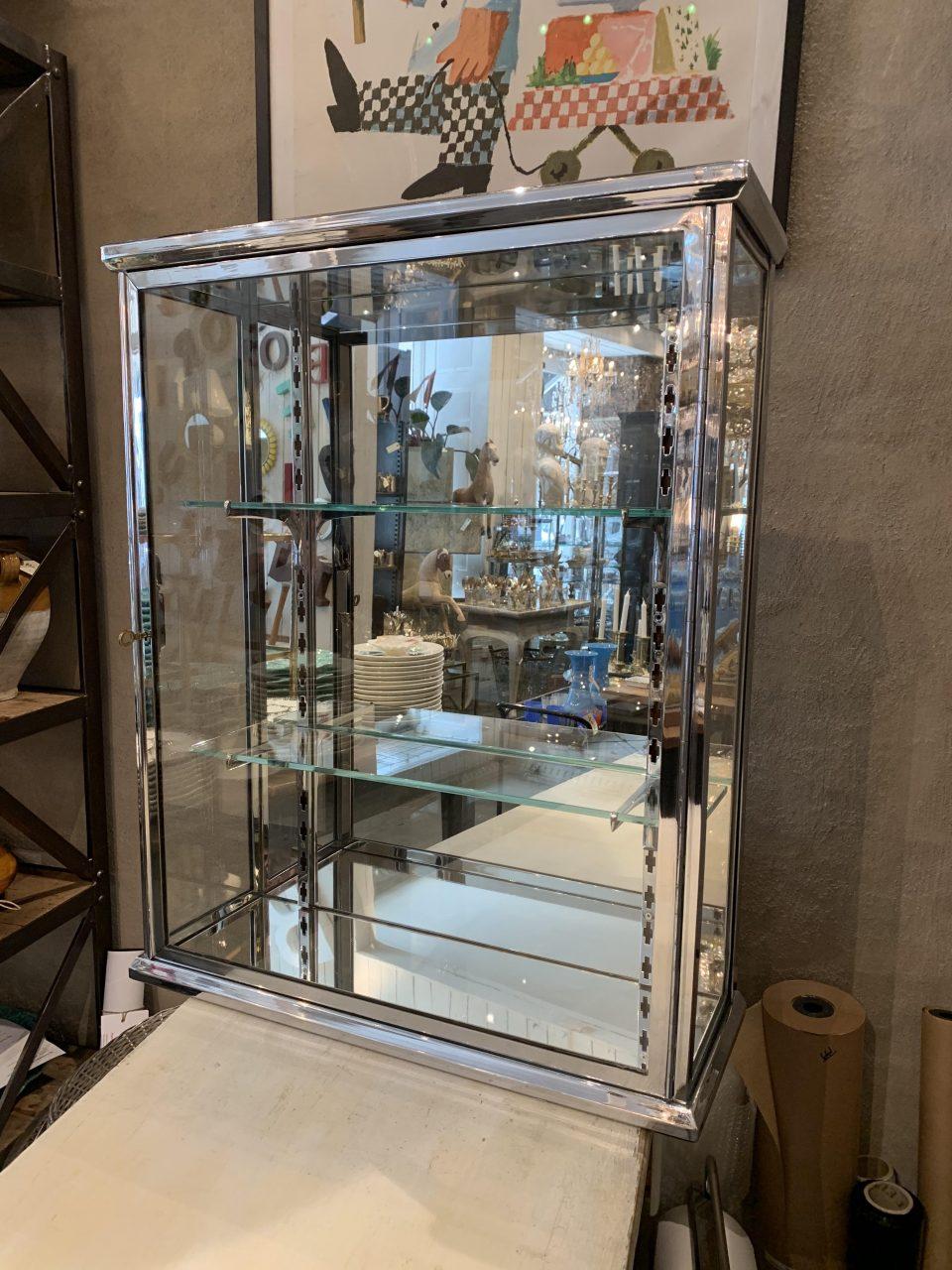 Coveted and presentable vintage table vitrine / display unit, in chrome from 1920s-30s France. Practical adjustable shelves, chrome-plated shelf brackets and mirrored glass cladding as well as key / lock system. Originally boutique inventory,