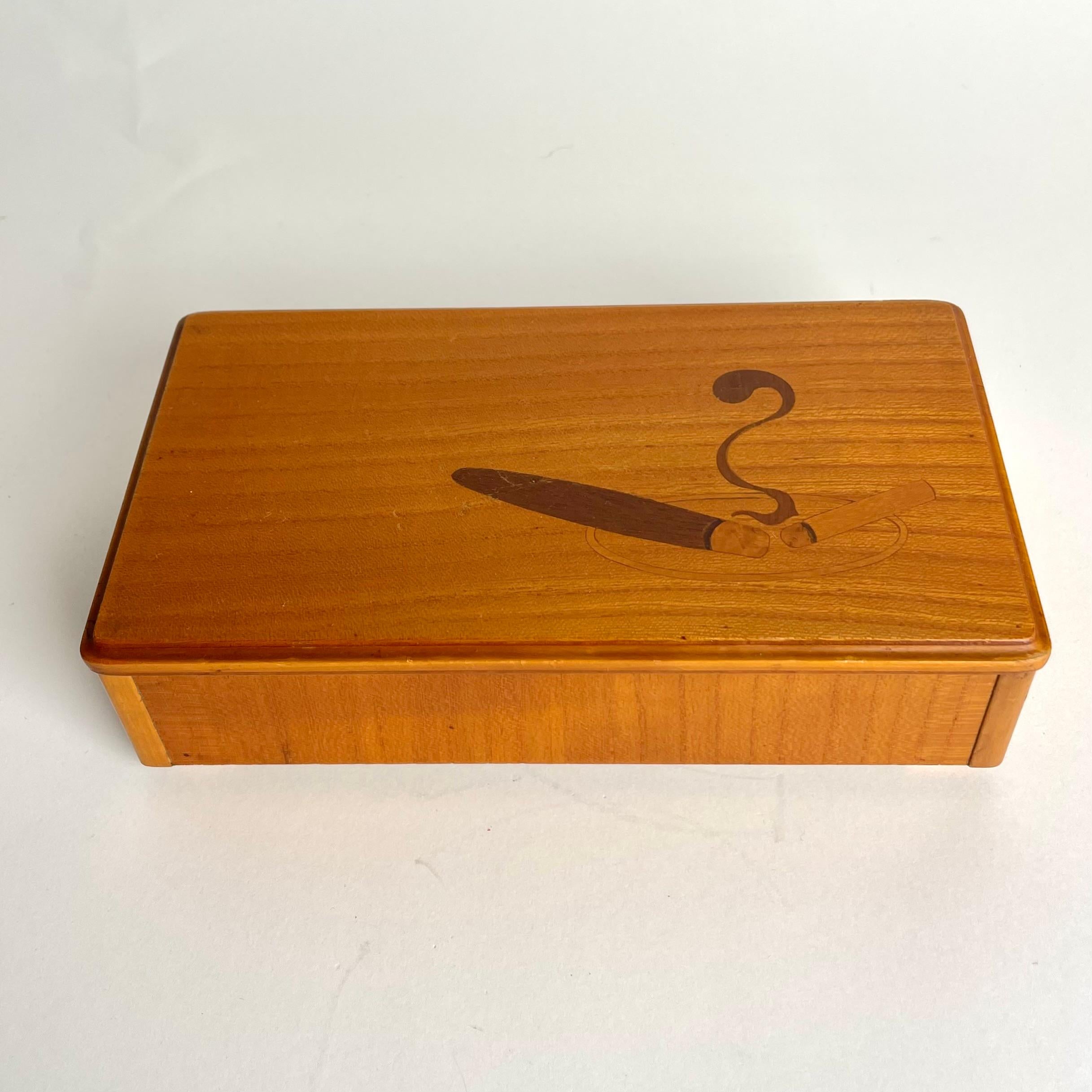 Elegant Cigar/Cigarette Box in Elm with decorative intarsia decor. Made in Sweden during the 1930s

Wear consistent with age and use 