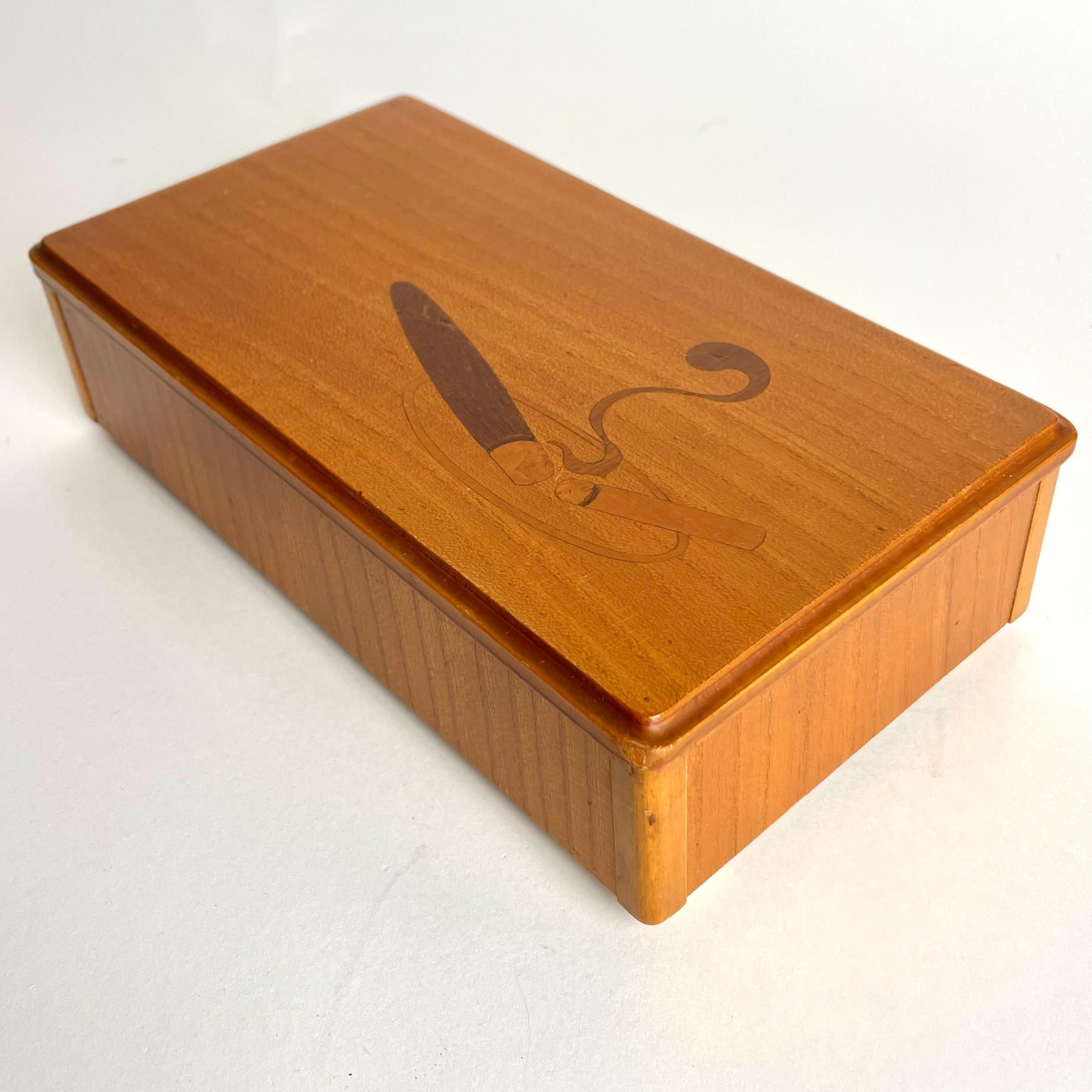 Art Deco Elegant Cigar/Cigarette Box in Elm from the 1930s with decorative intarsia decor For Sale