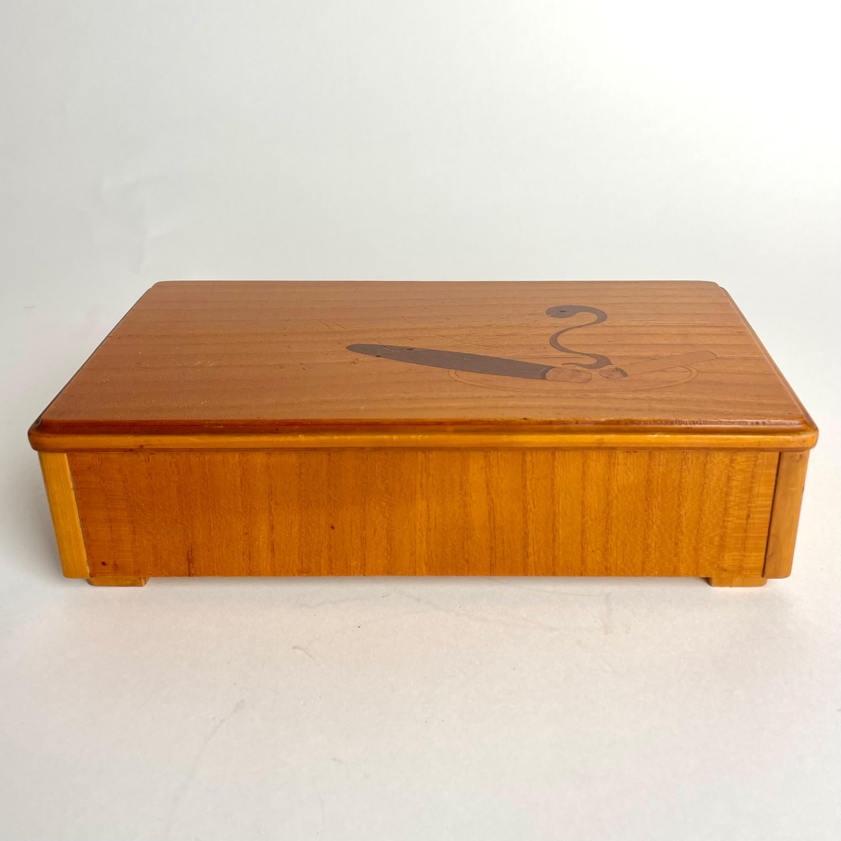 Swedish Elegant Cigar/Cigarette Box in Elm from the 1930s with decorative intarsia decor For Sale