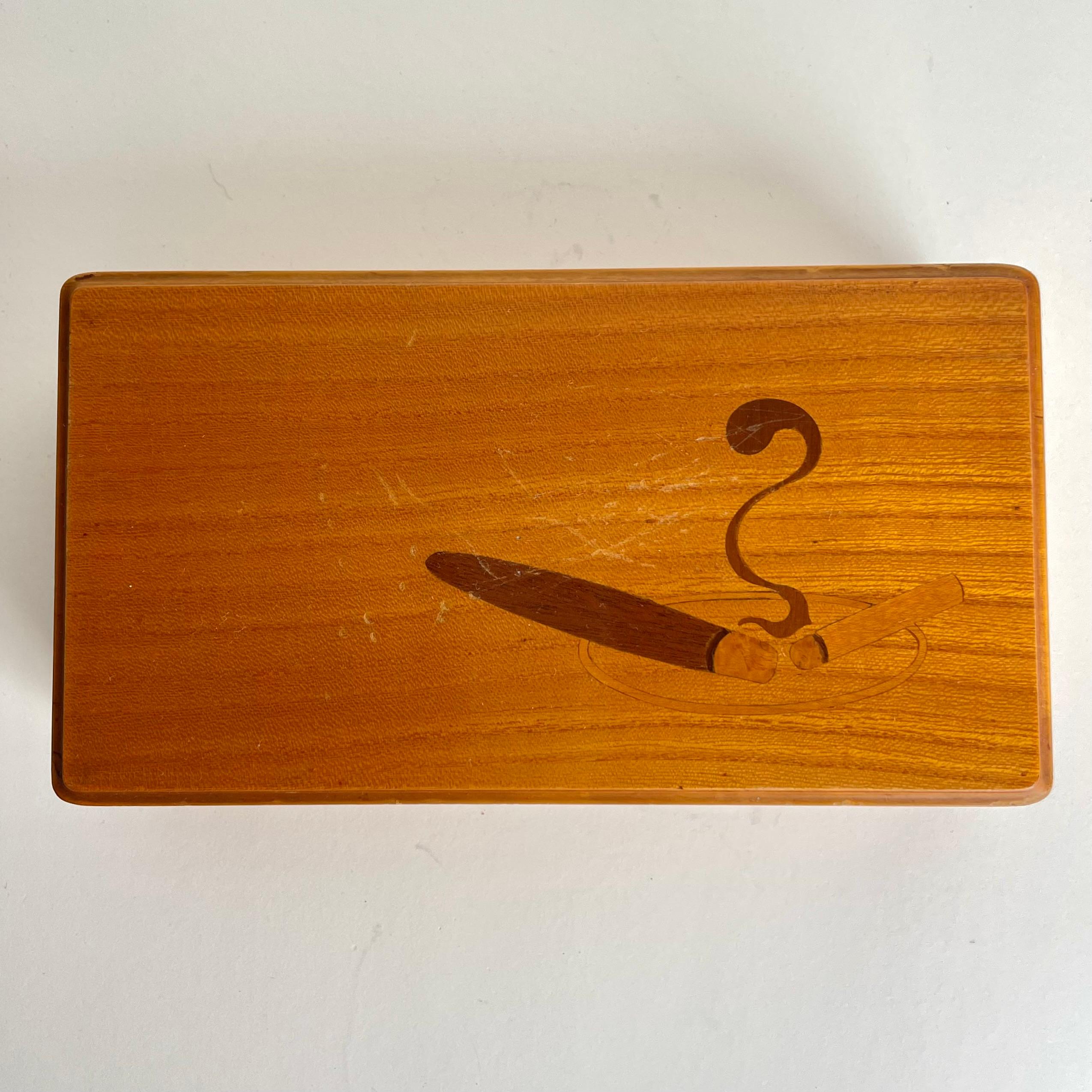 Elegant Cigar/Cigarette Box in Elm from the 1930s with decorative intarsia decor In Good Condition For Sale In Knivsta, SE