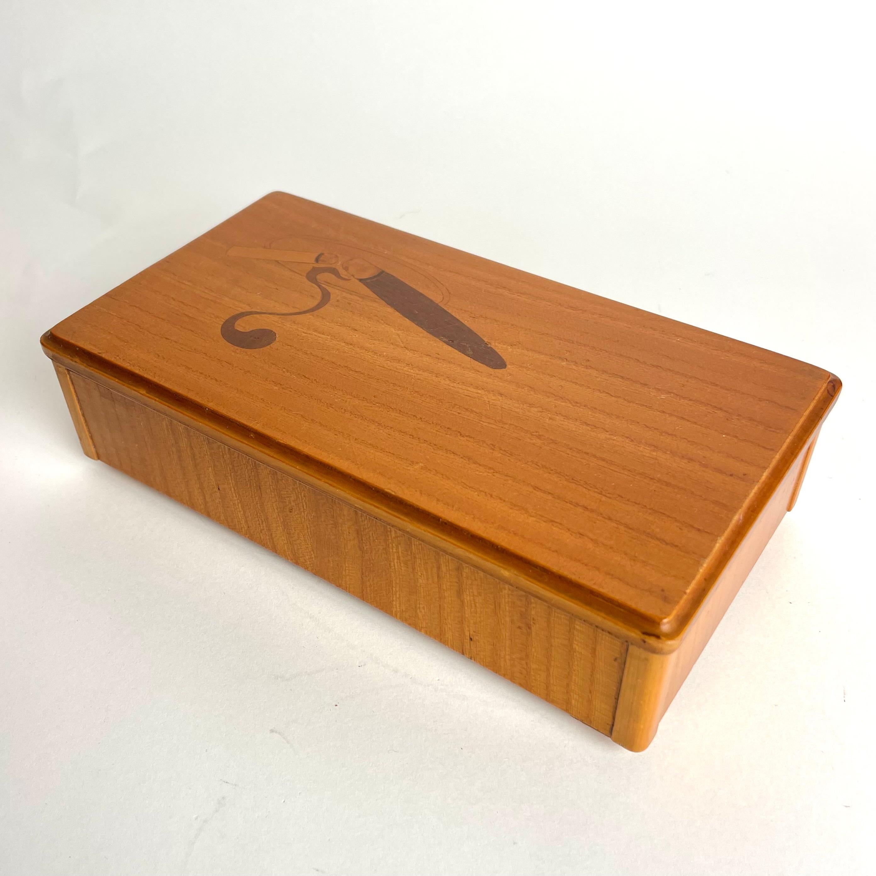 Mid-20th Century Elegant Cigar/Cigarette Box in Elm from the 1930s with decorative intarsia decor For Sale