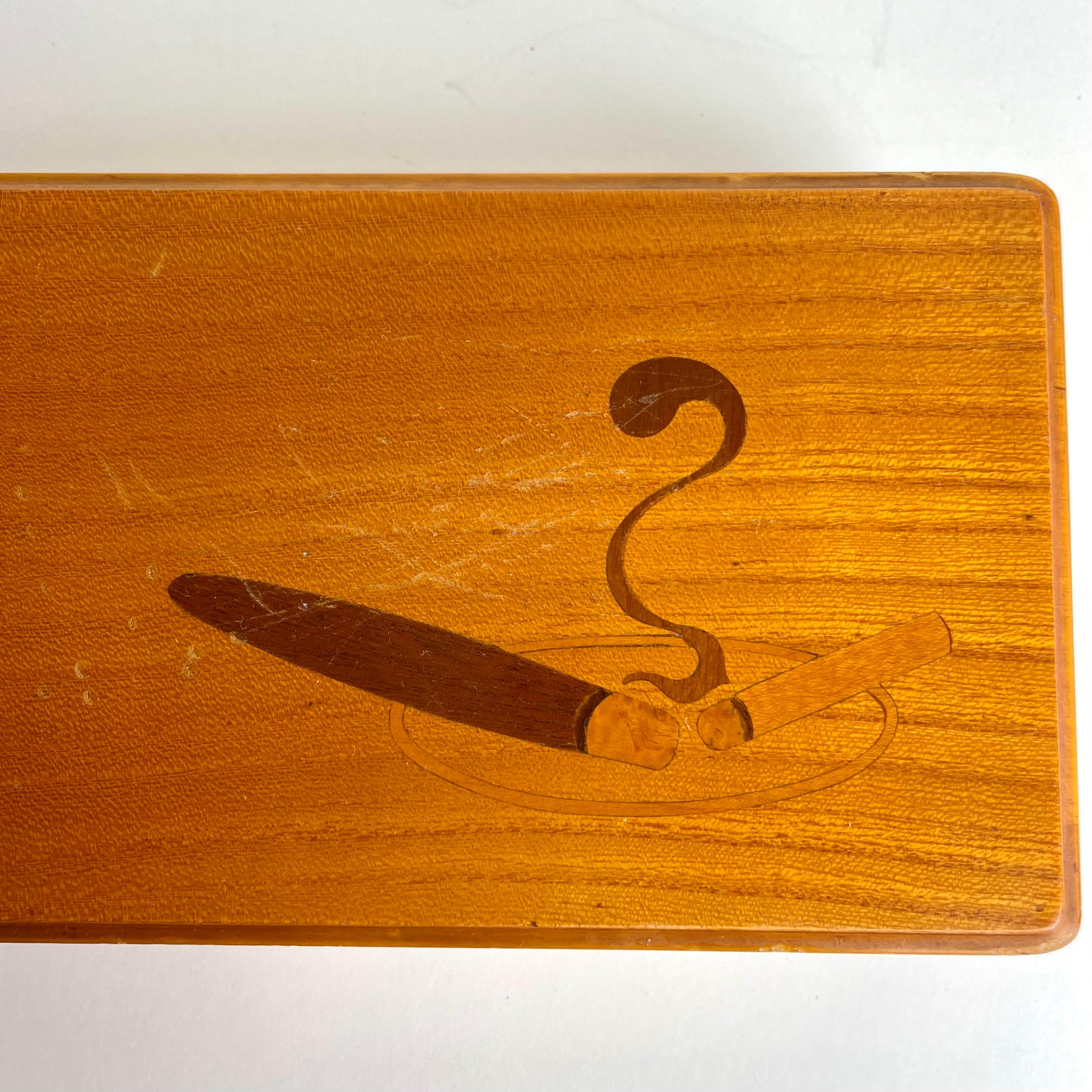 Elegant Cigar/Cigarette Box in Elm from the 1930s with decorative intarsia decor For Sale 1