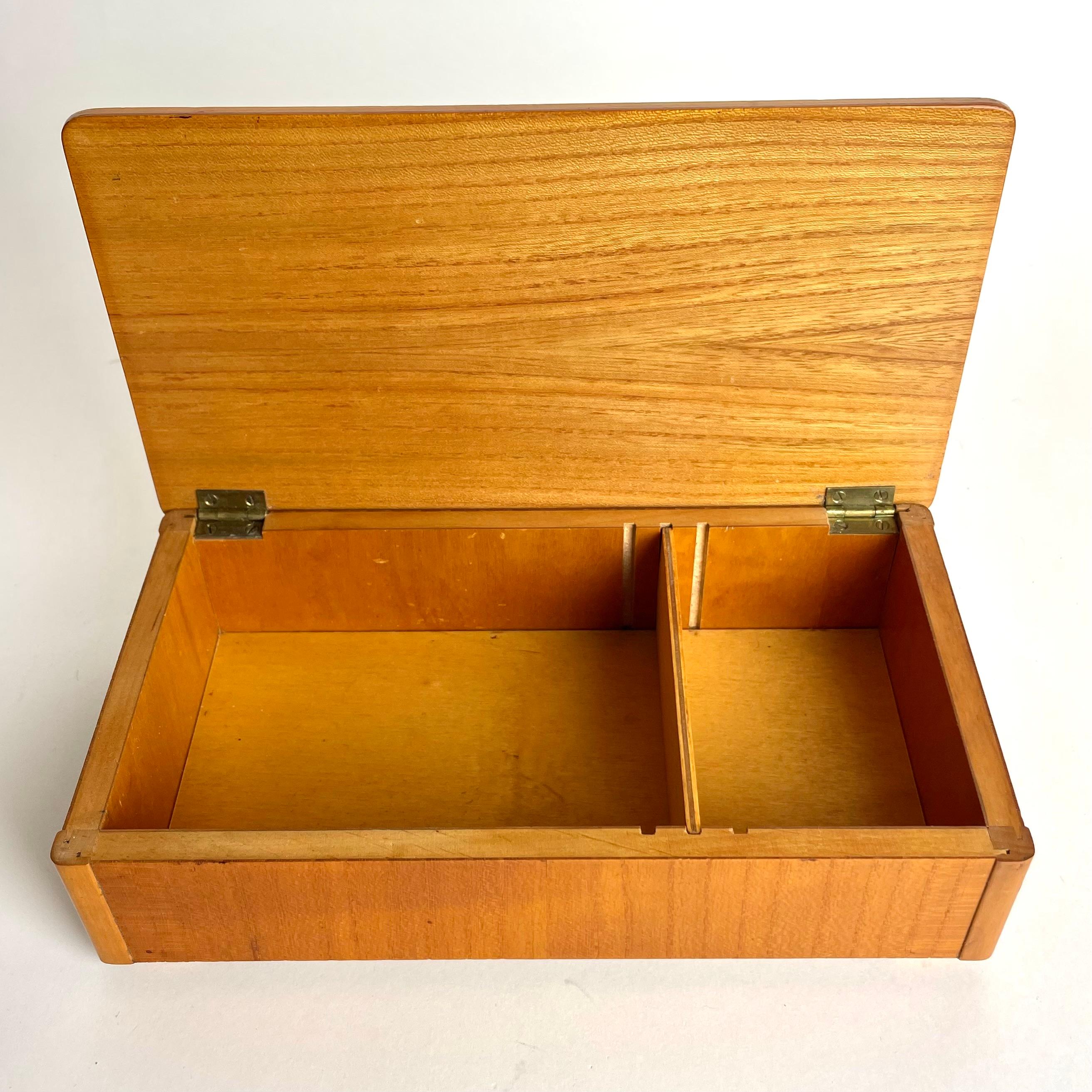 Elegant Cigar/Cigarette Box in Elm from the 1930s with decorative intarsia decor For Sale 2