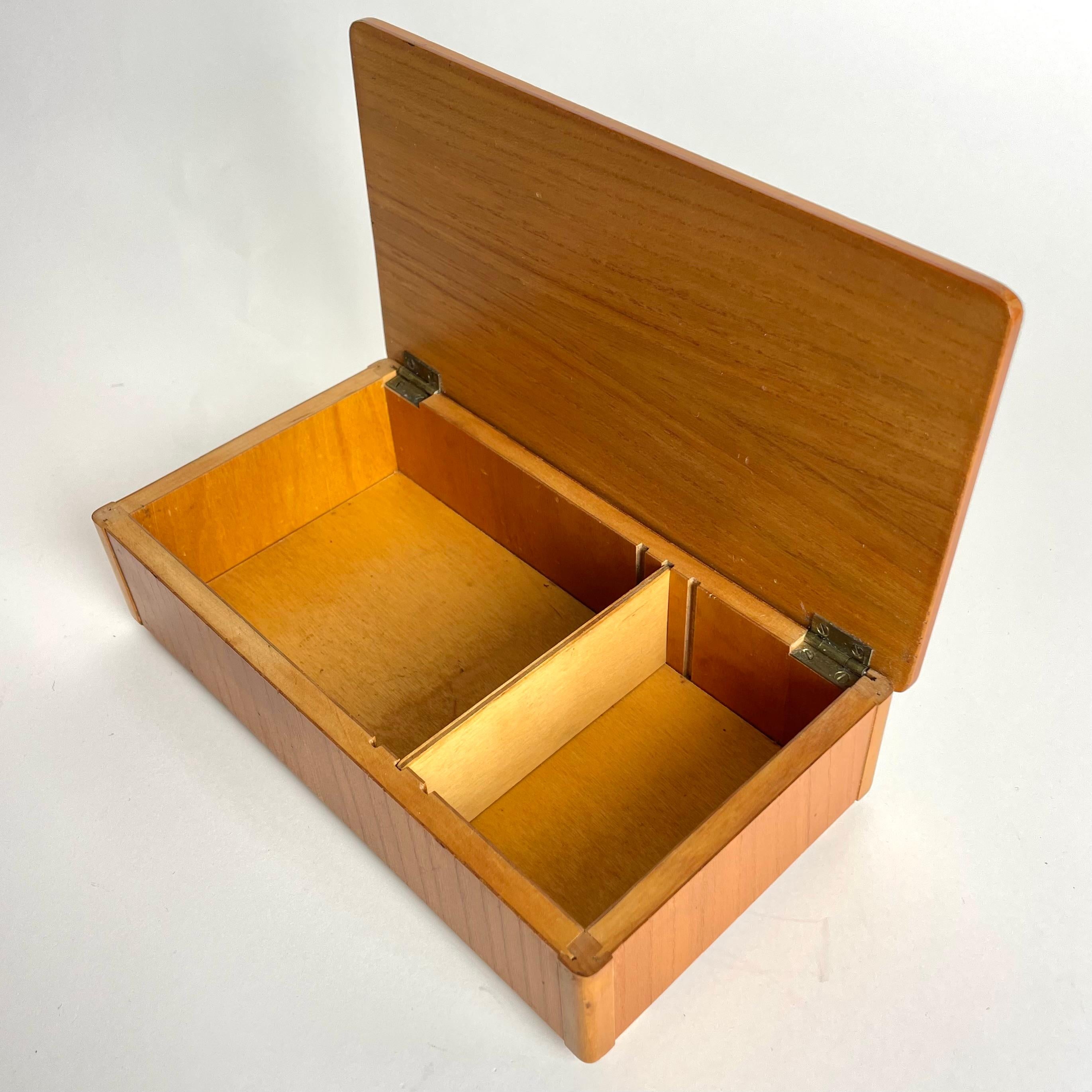 Elegant Cigar/Cigarette Box in Elm from the 1930s with decorative intarsia decor For Sale 3
