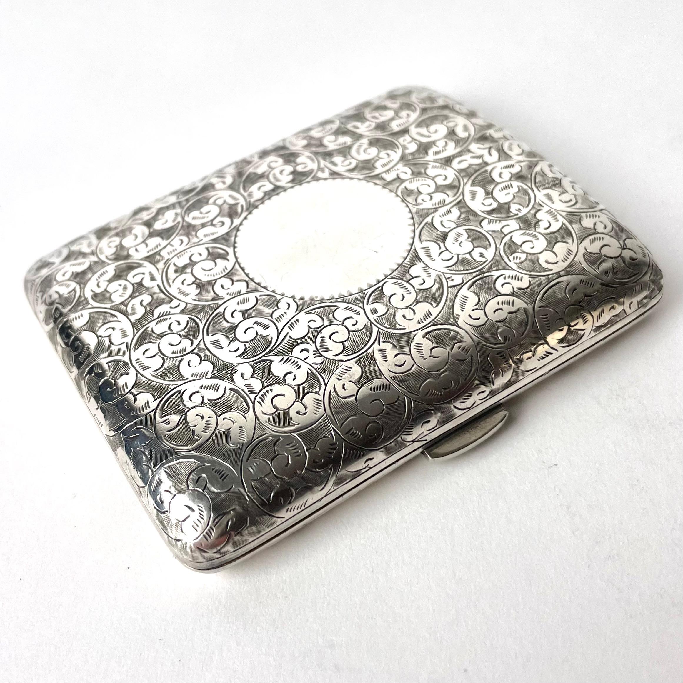 Elegant cigarette case in silver from Birmingham, England in 1899. Beautifully decorated with leaves and gilding on the inside.

Wear consistent with age and use.