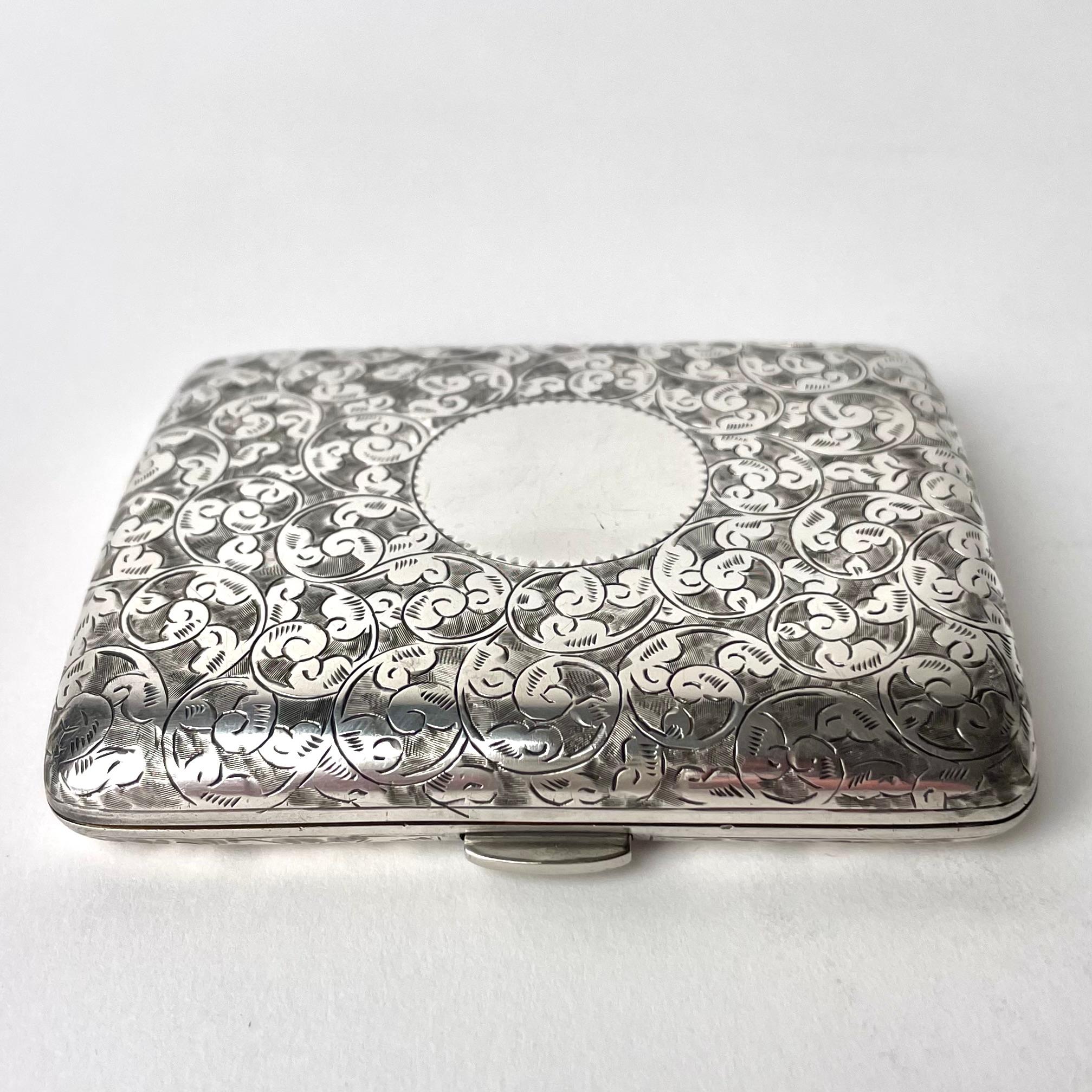 English Elegant cigarette case in silver from Birmingham in 1899 For Sale