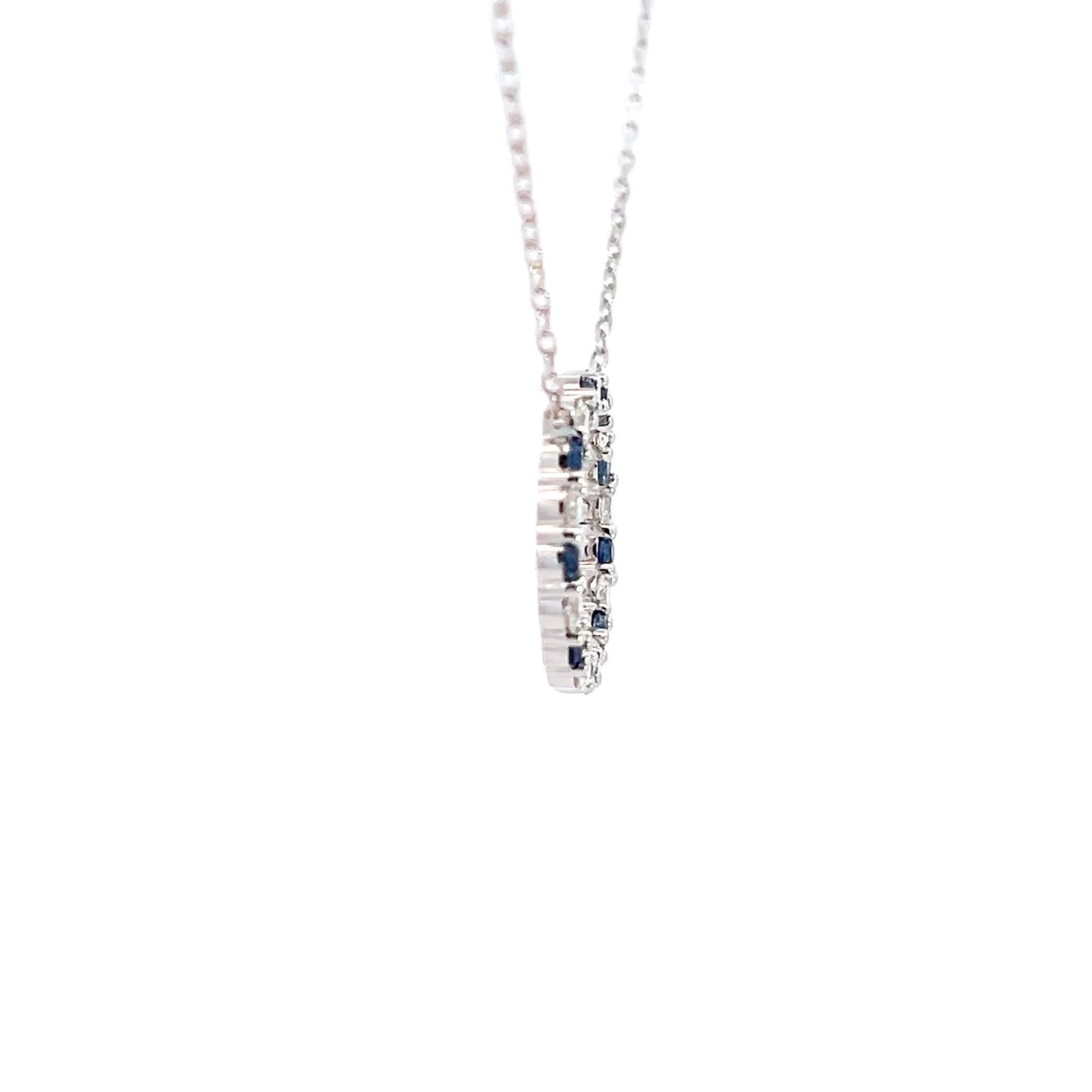 Questa squisita collana con ciondolo a forma di cerchio è caratterizzata da una catena delicata e da uno splendido charme circolare ornato da pietre blu e bianche alternate. Perfetto per aggiungere un tocco di eleganza a qualsiasi outfit, questo