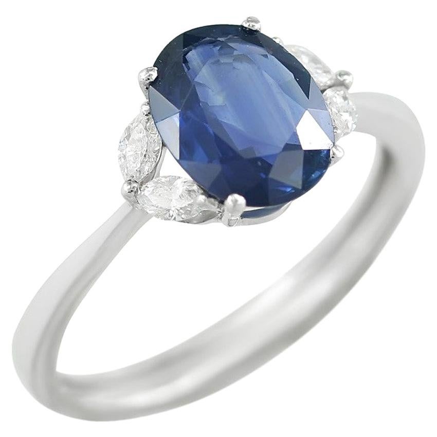 Ring aus Weißgold mit klassischer Kombination aus blauem Saphir und Diamant