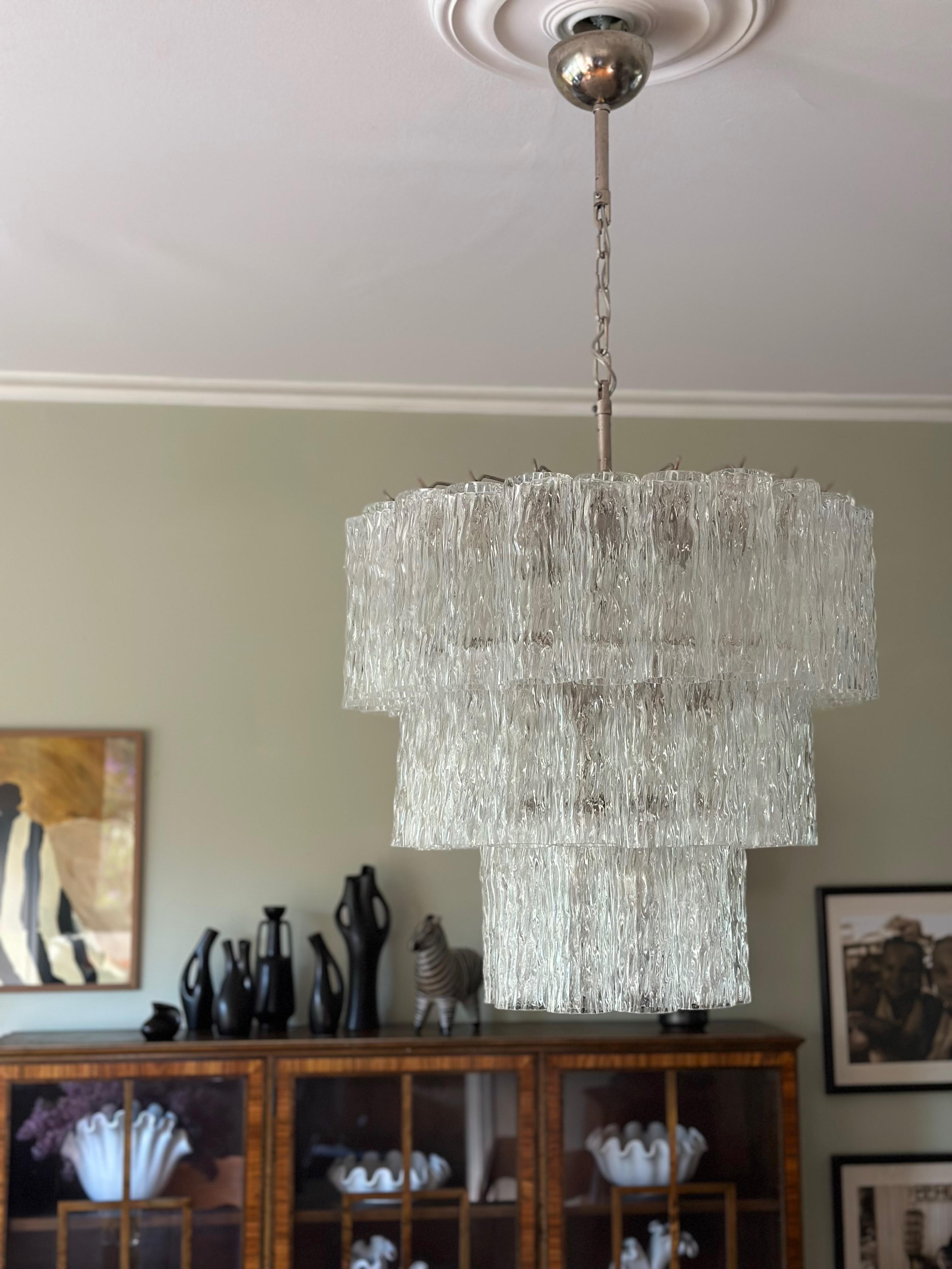 italien Elegant lustre classique de Murano dans le style de Venini en vente
