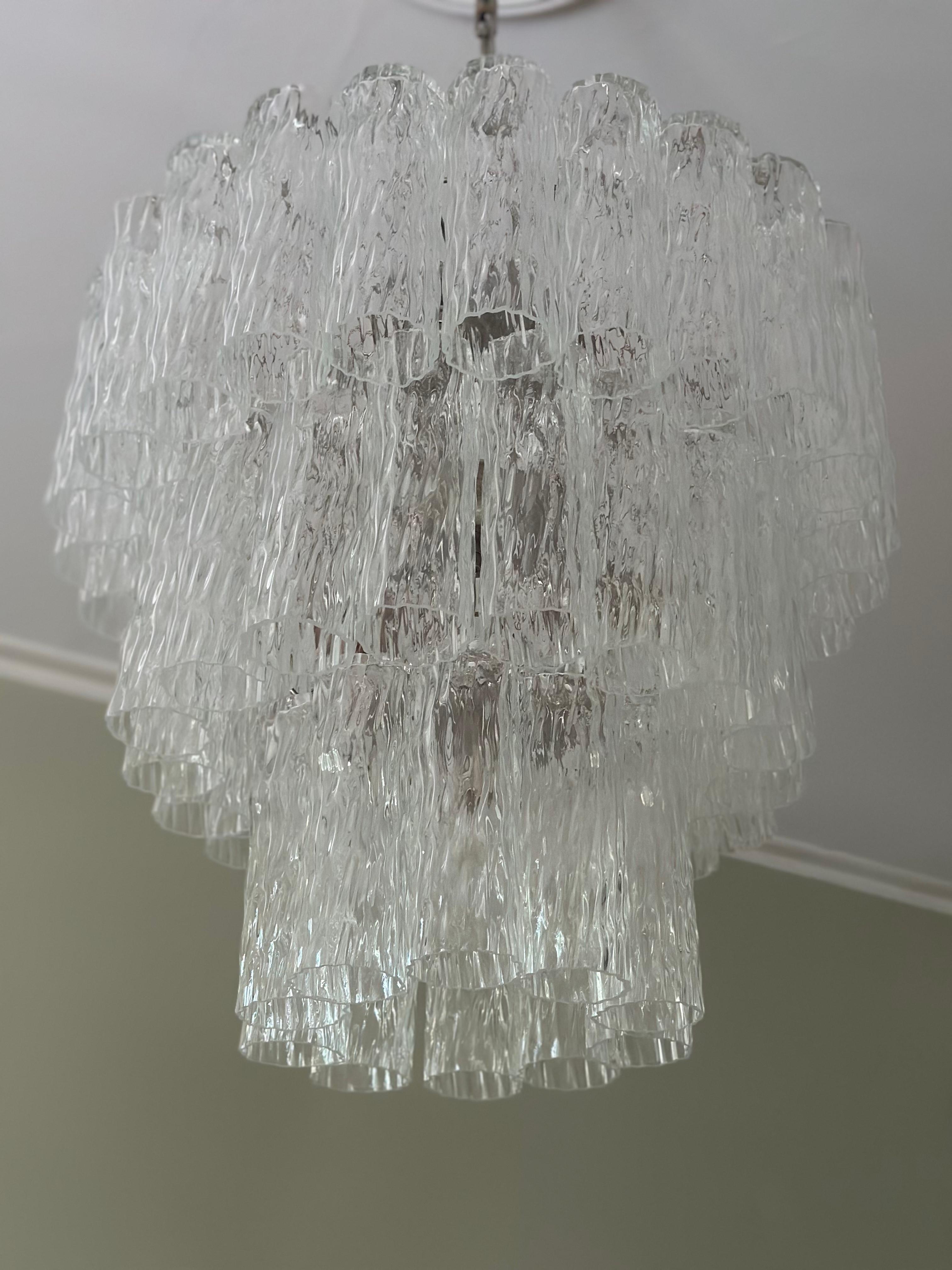 Fin du 20e siècle Elegant lustre classique de Murano dans le style de Venini en vente