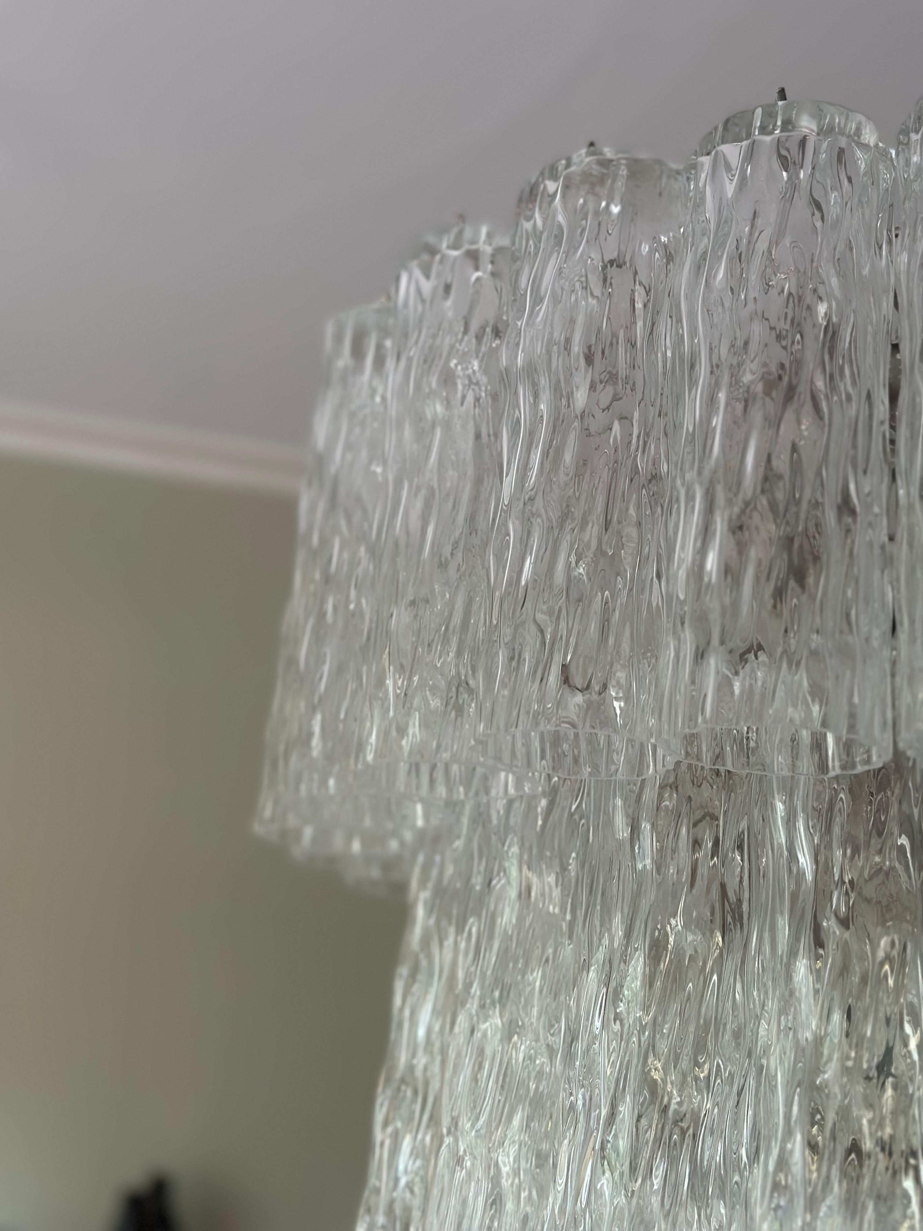 Elegant lustre classique de Murano dans le style de Venini en vente 1