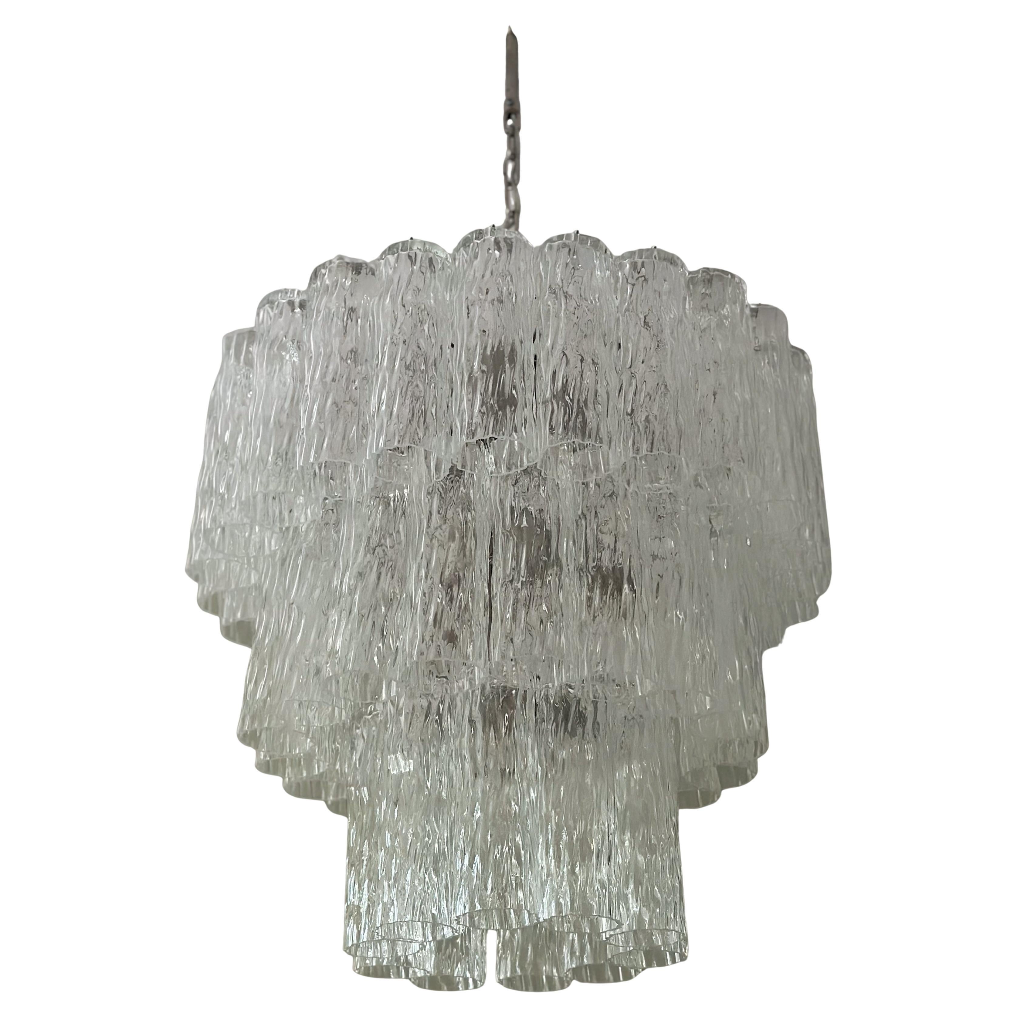 Eleganza del lampadario classico di Murano nello stile di Venini