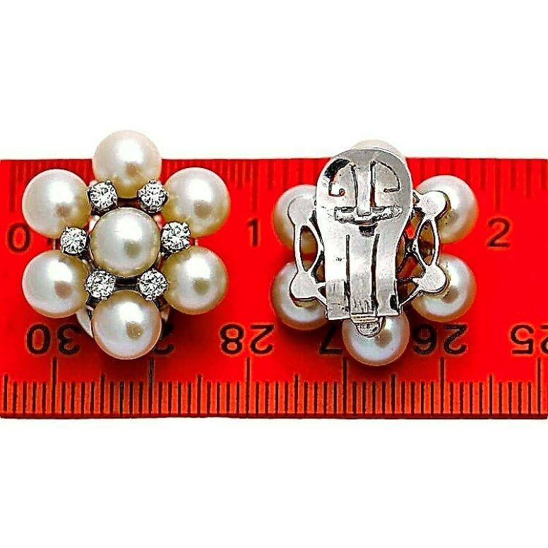 Moderne Élégantes boucles d'oreilles cocktail classiques en perles et diamants en vente