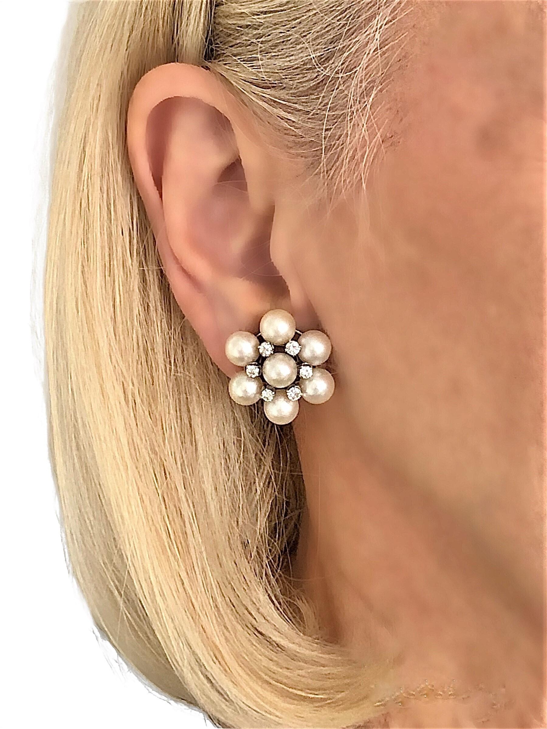 Élégantes boucles d'oreilles cocktail classiques en perles et diamants Bon état - En vente à Palm Beach, FL