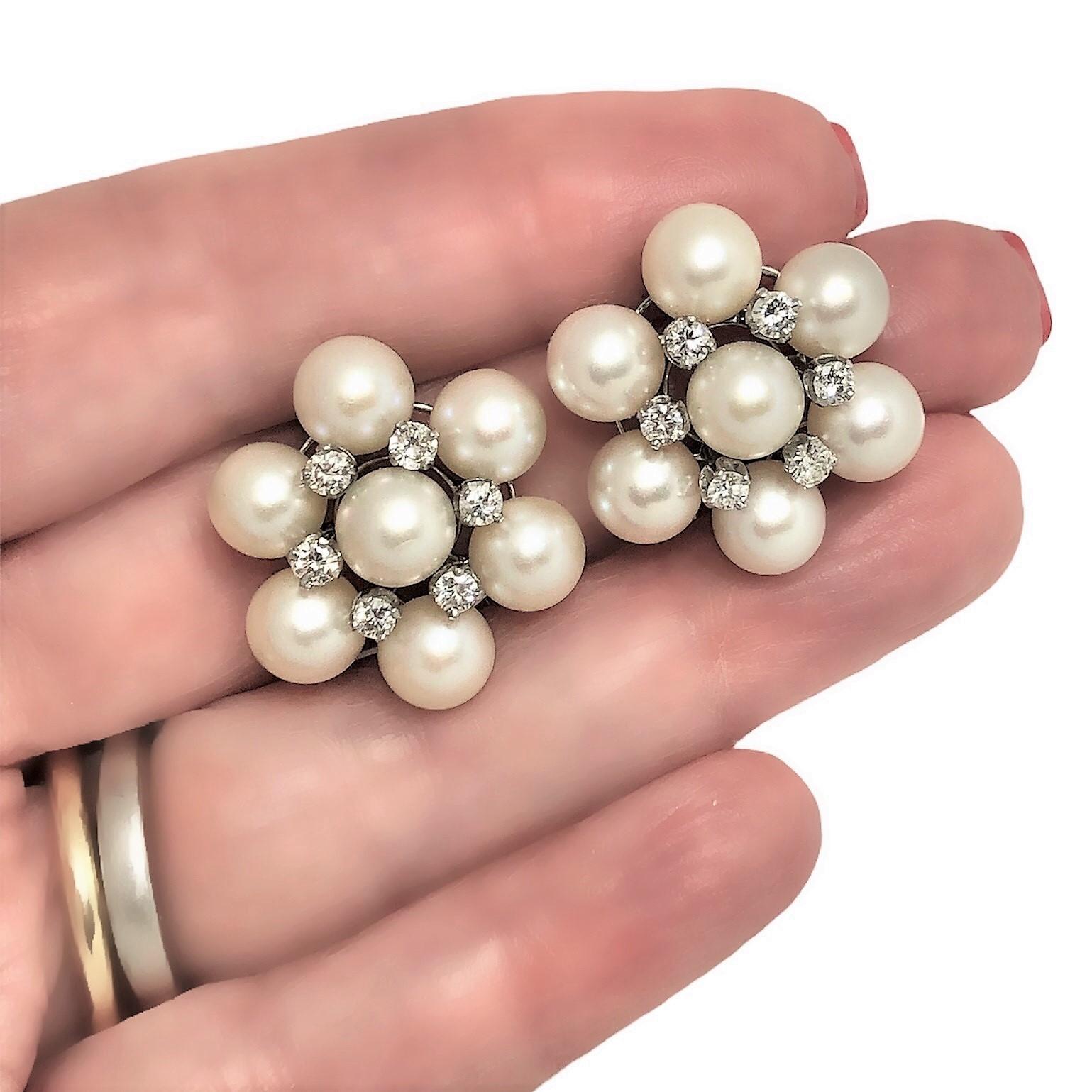 Élégantes boucles d'oreilles cocktail classiques en perles et diamants Pour femmes en vente