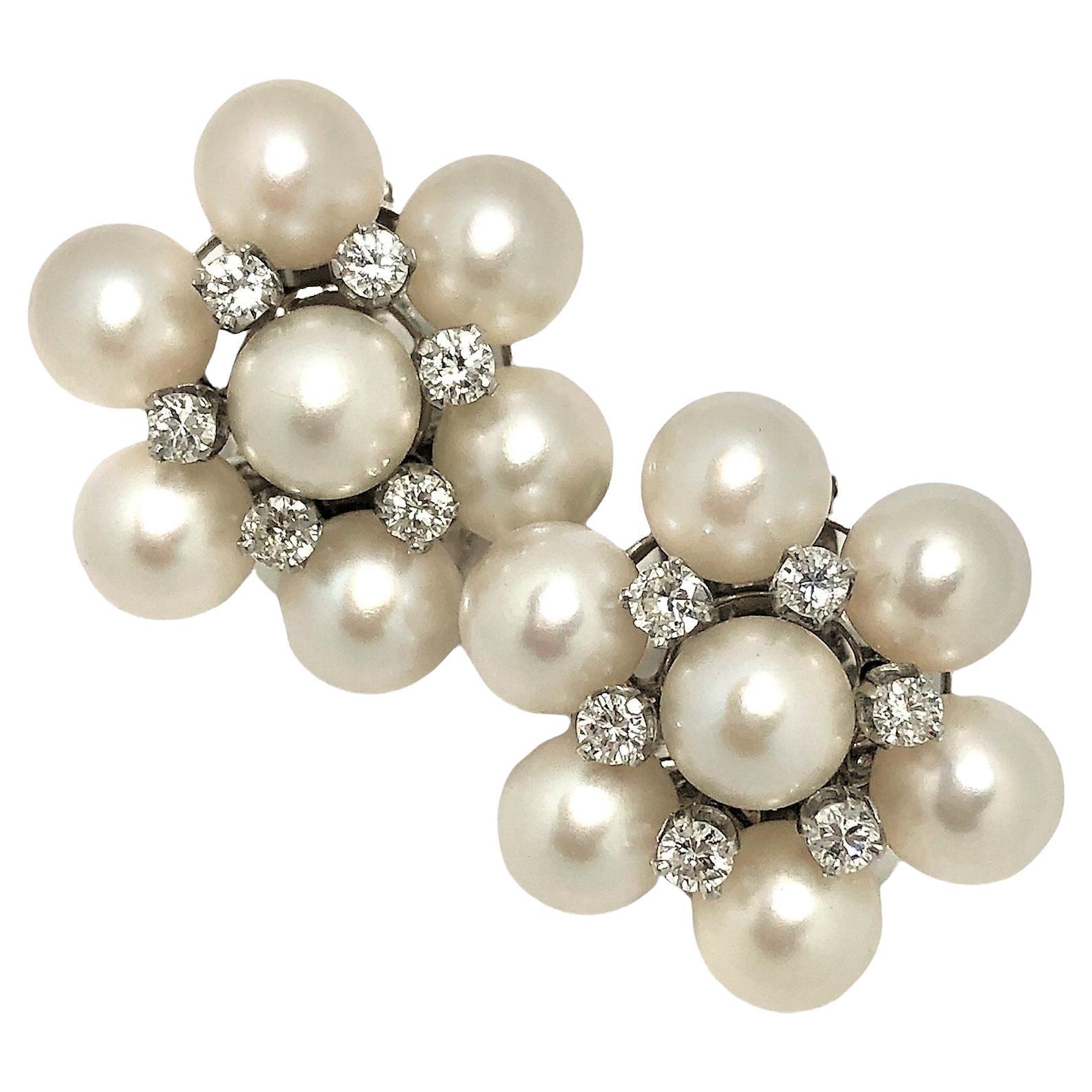 Élégantes boucles d'oreilles cocktail classiques en perles et diamants en vente
