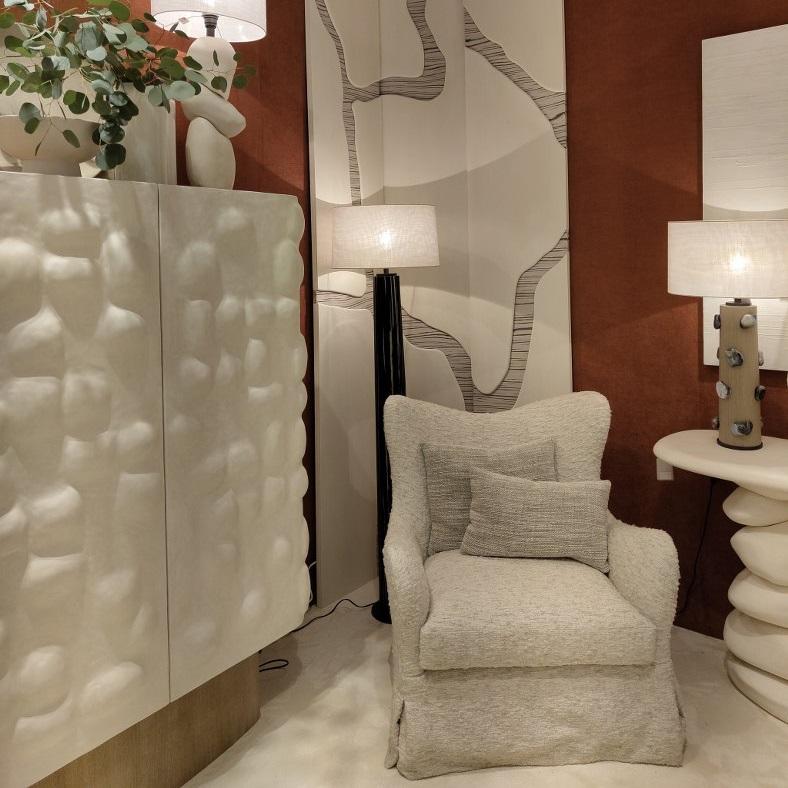 Questa poltrona sofisticata è una splendida miscela di comfort tradizionale e struttura moderna. È completamente rivestita in tessuto bouclé con un motivo sottile ed elegante, che crea una ricca esperienza tattile e visiva. I caratteristici filati
