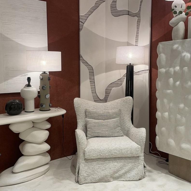 Poltrona Eleg Classic Style Ft. Schienale alto di sostegno e fianchi curvi ad ala In condizioni Nuovo in vendita a NEW YORK, NY