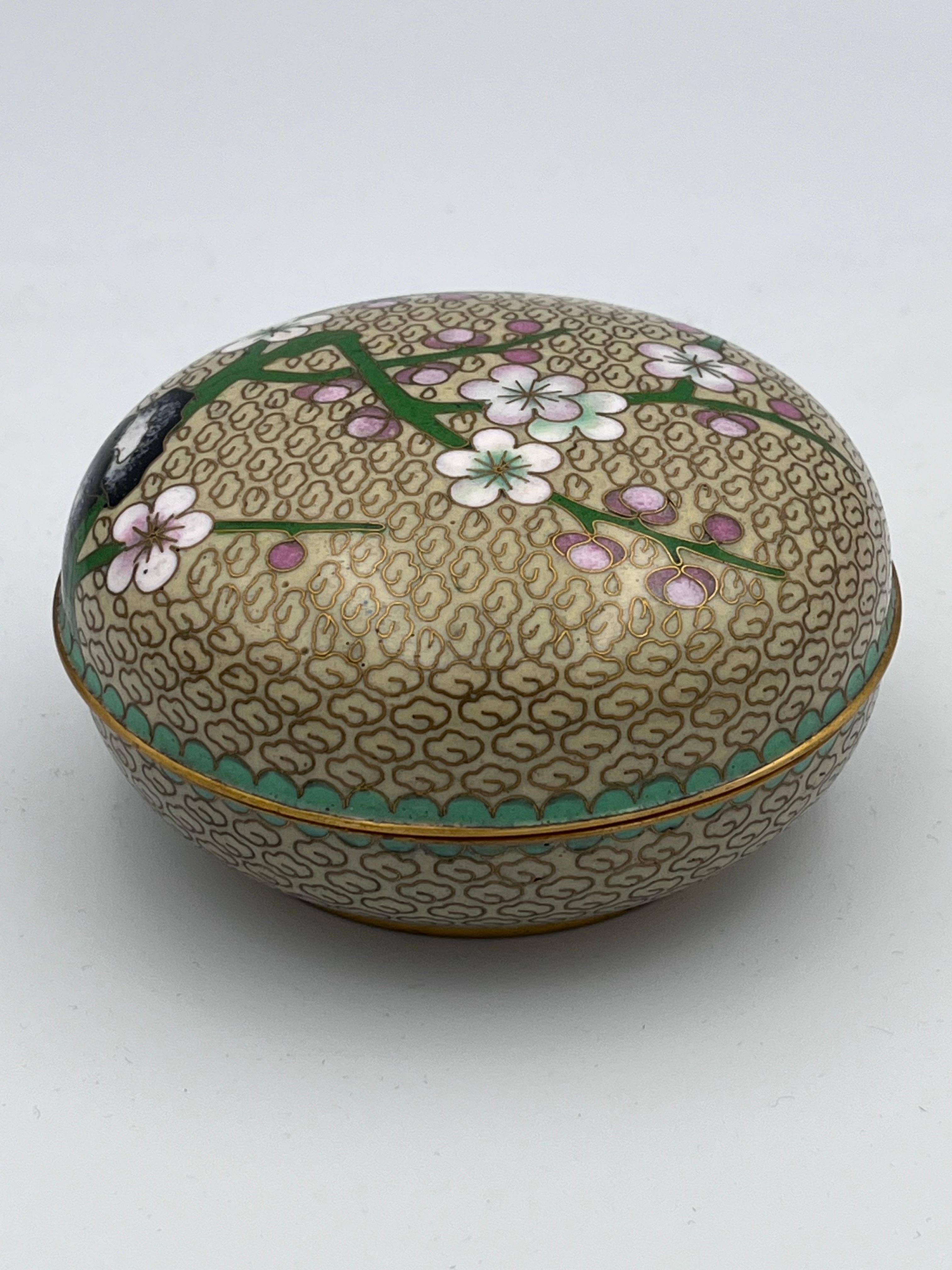 Elegante Joyero Cloisonné Flor de Cerezo Esmaltado con Interior Teal en venta 4