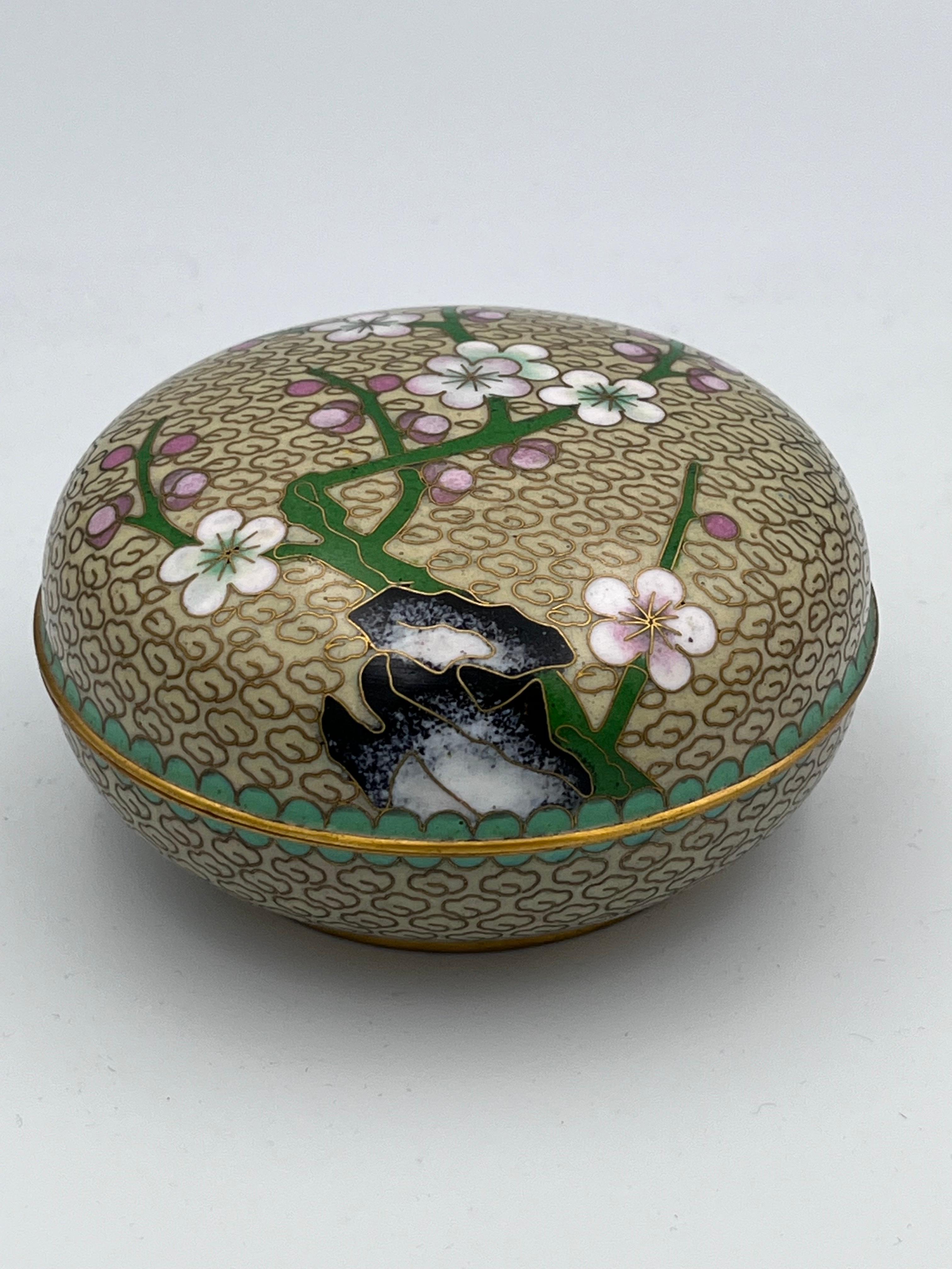 Elegante Joyero Cloisonné Flor de Cerezo Esmaltado con Interior Teal en venta 6