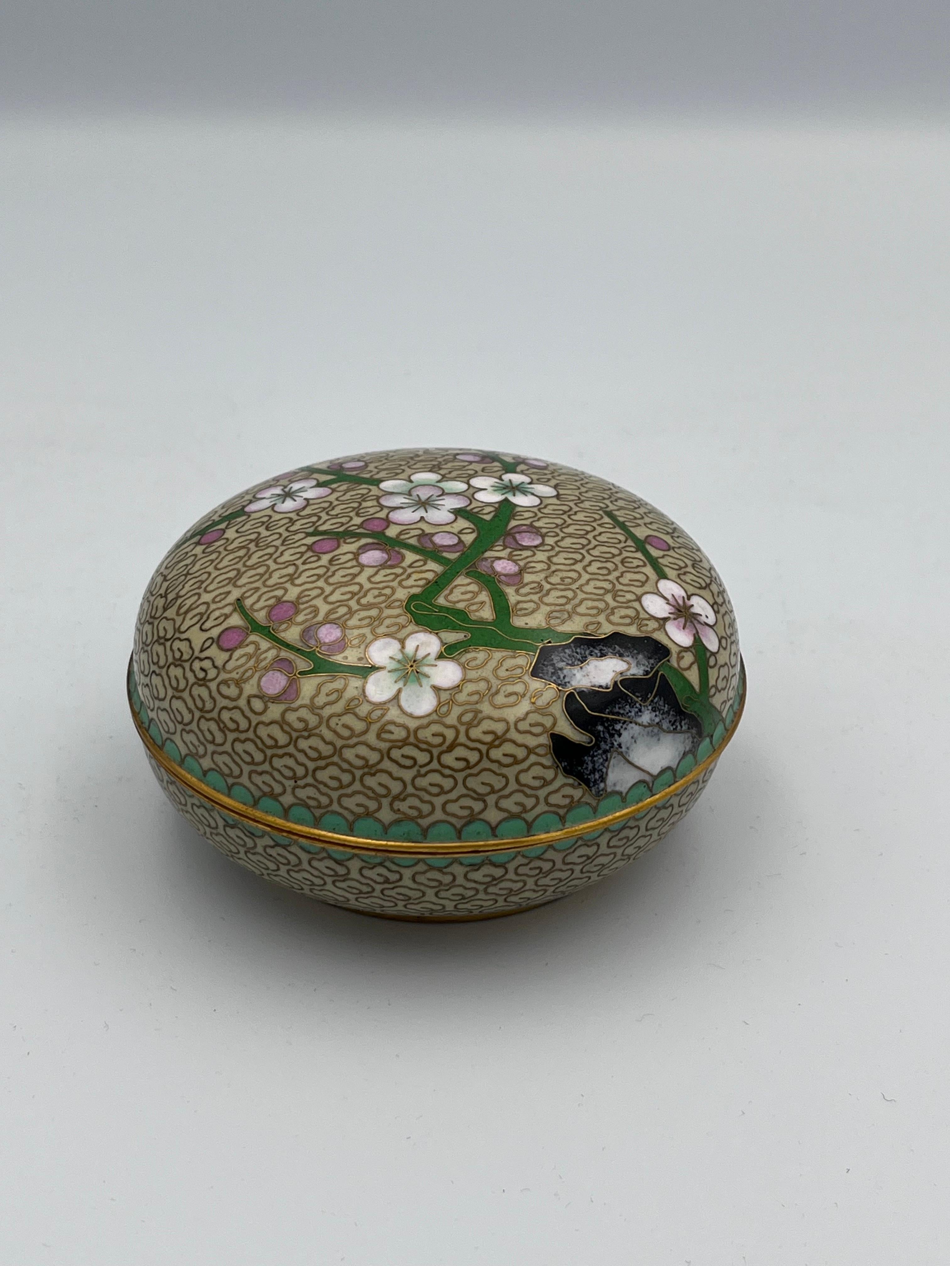 Elegante Joyero Cloisonné Flor de Cerezo Esmaltado con Interior Teal en Bueno estado para la venta en Red Lion, PA