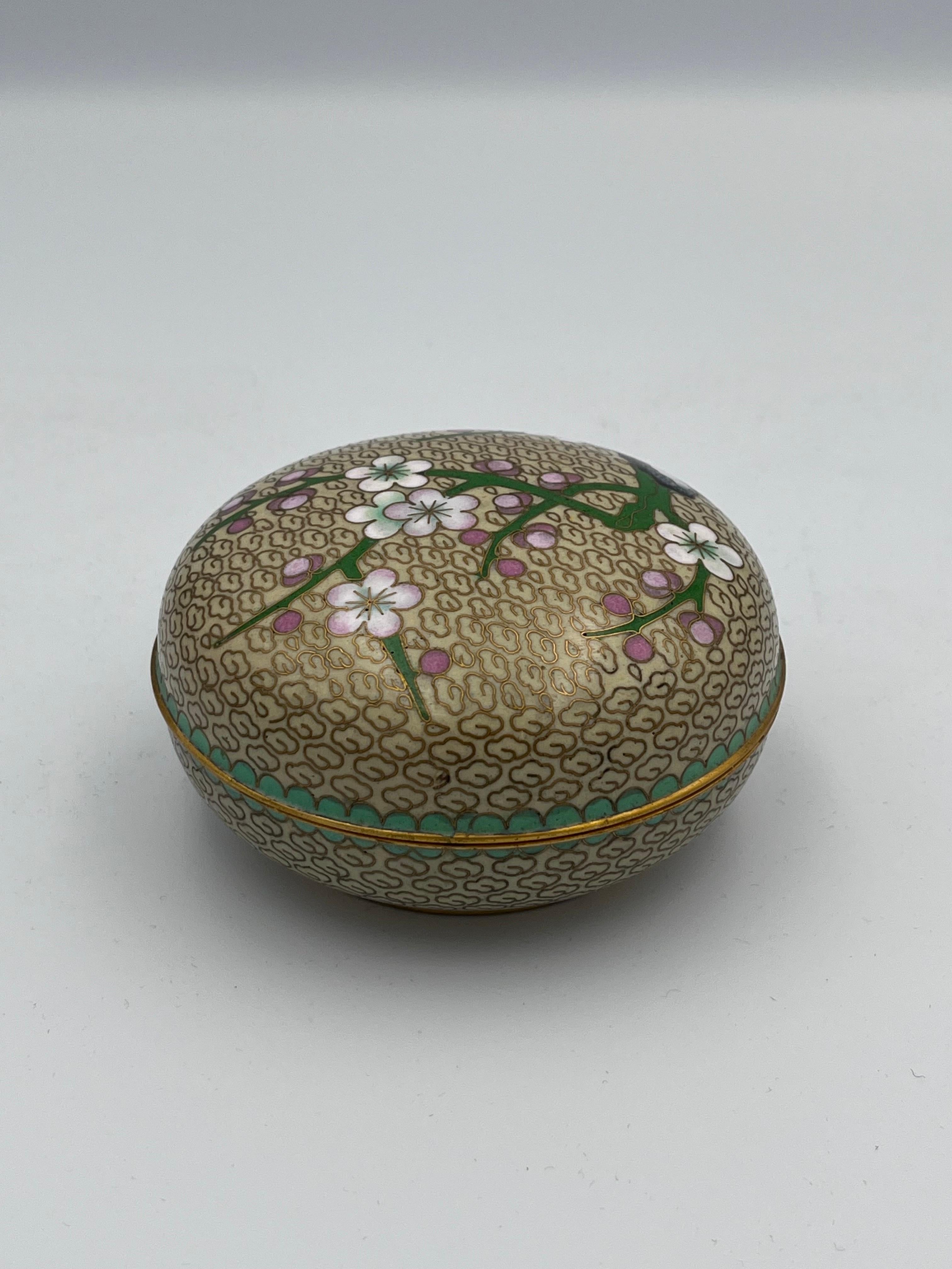 Elegante Joyero Cloisonné Flor de Cerezo Esmaltado con Interior Teal siglo XX en venta