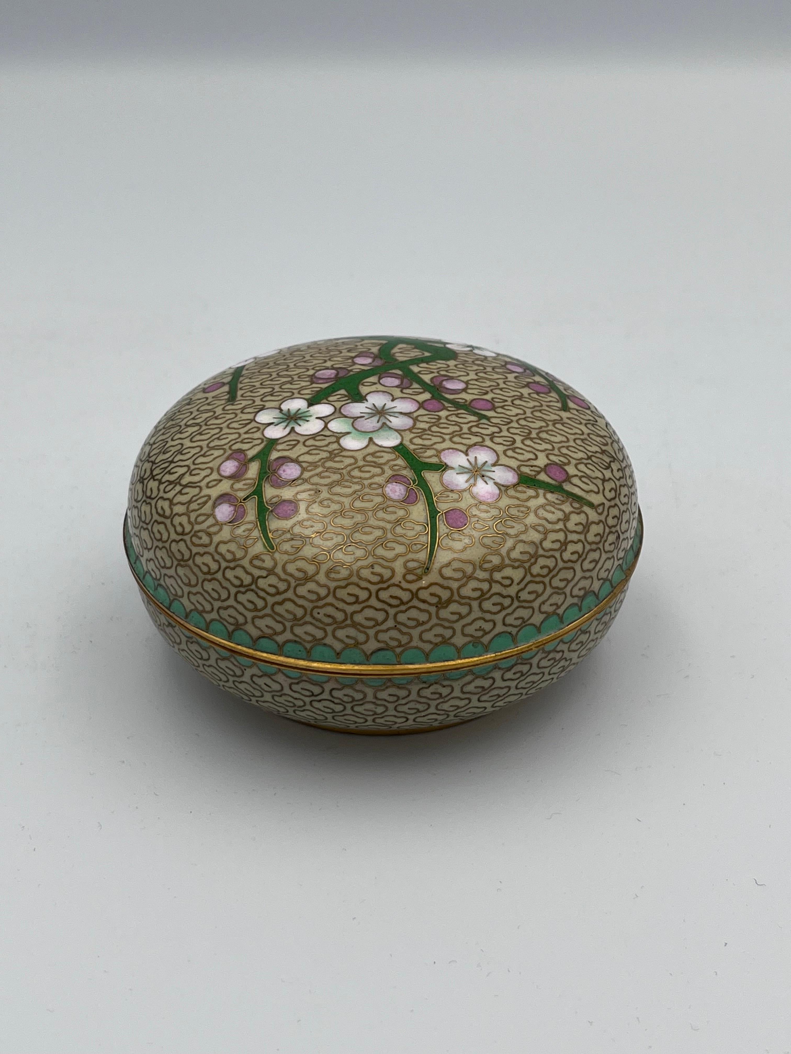 Elegante Joyero Cloisonné Flor de Cerezo Esmaltado con Interior Teal en venta 1