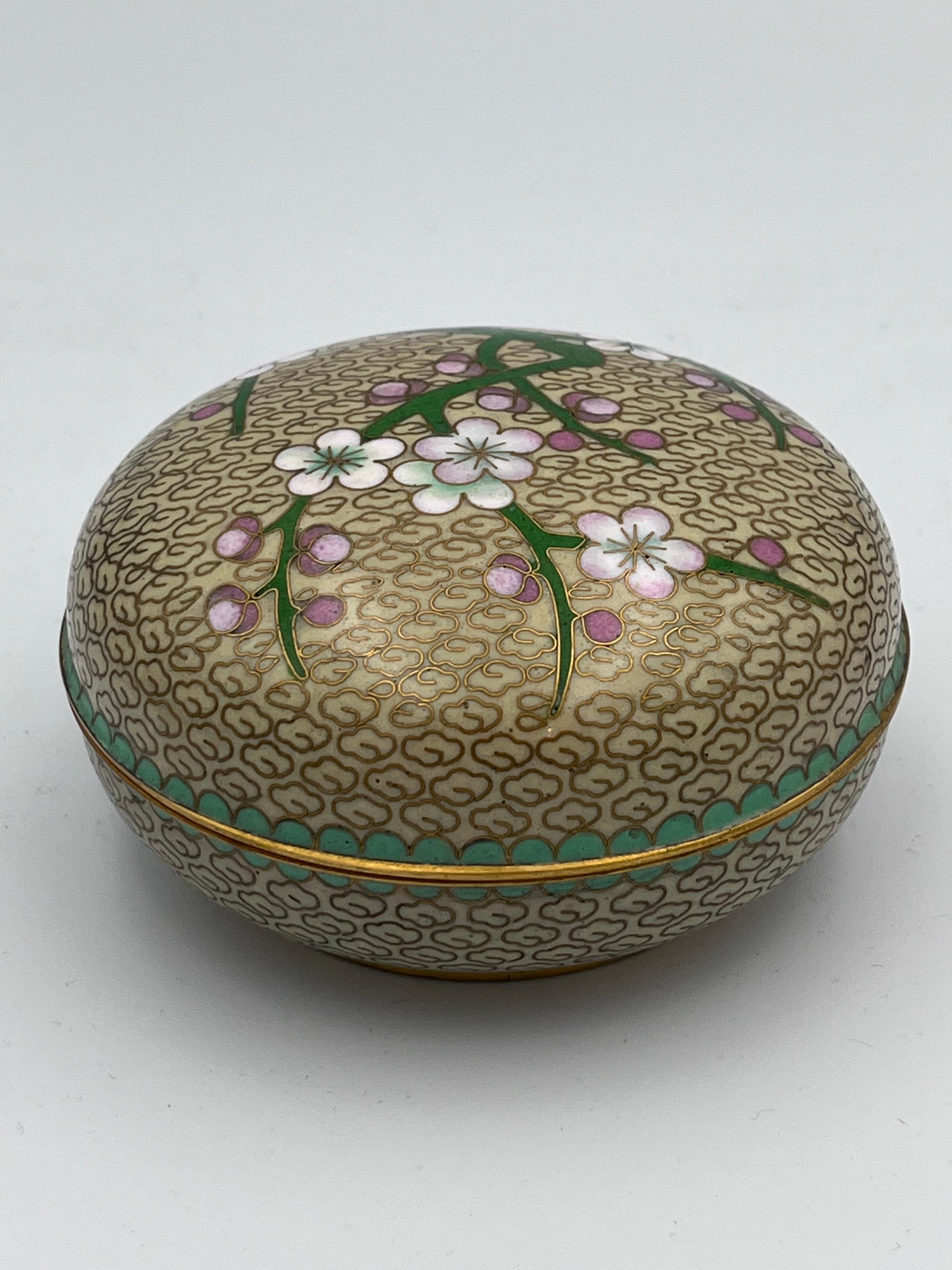 Elegante Joyero Cloisonné Flor de Cerezo Esmaltado con Interior Teal en venta 2